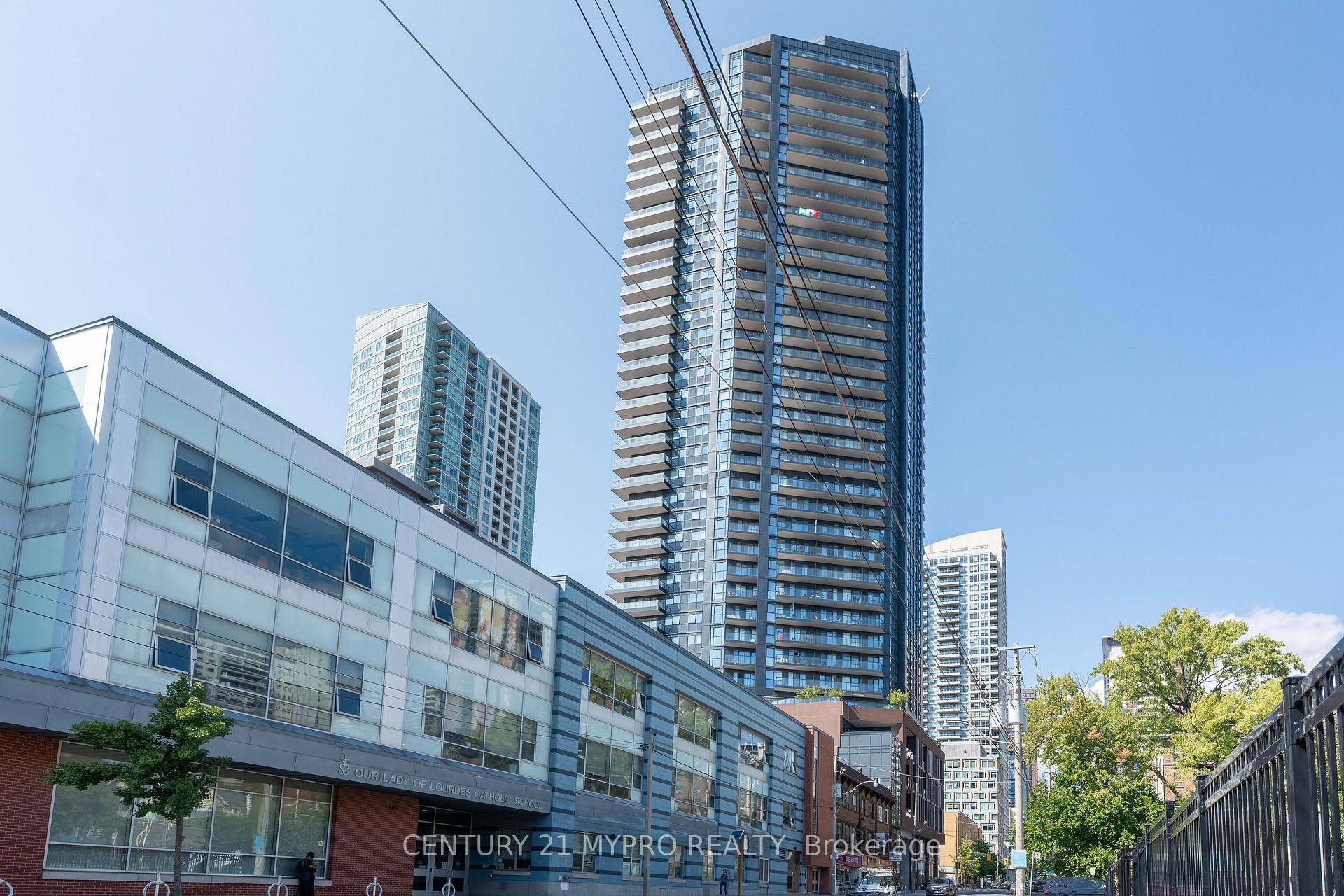 Gorgeous 1 Bedroom Den Suite In The Heart Of Downtown Toronto.