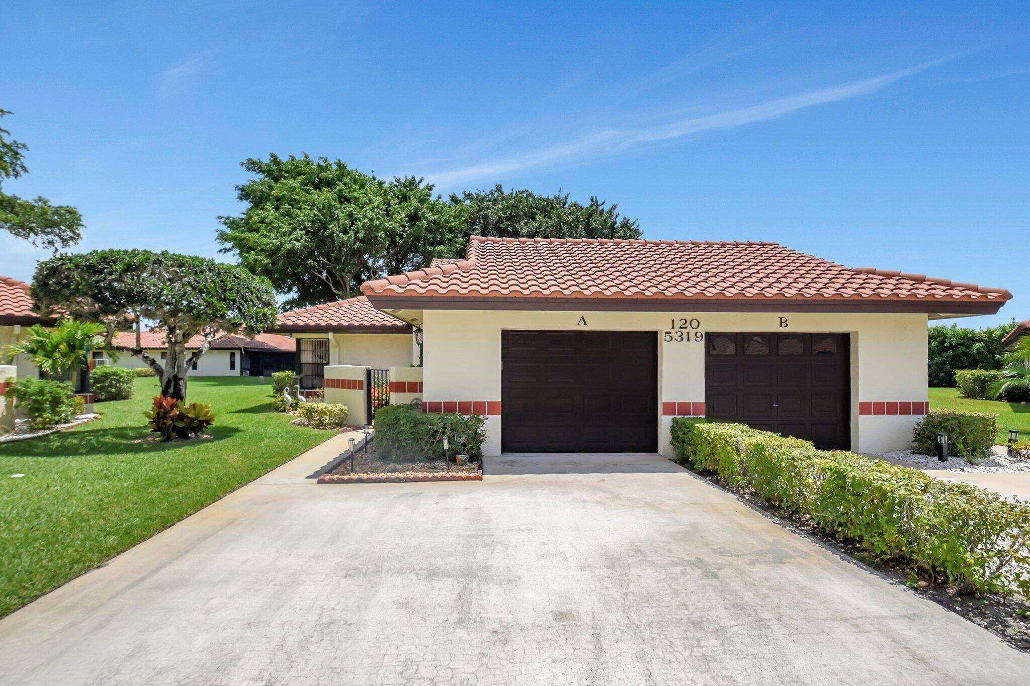 Updated 2bed, 2bath villa offering 1, 638 sq ft of light bright space in a corner unit !