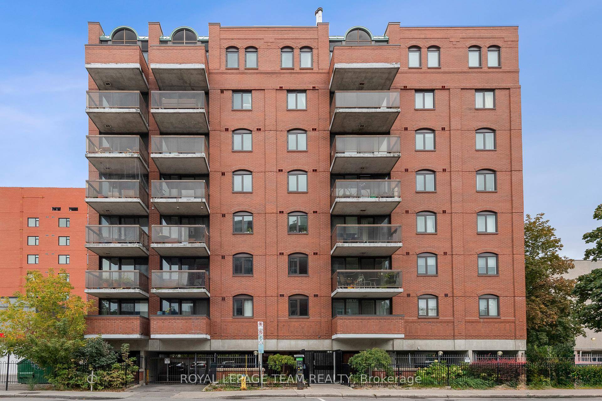 Exceptional value is to be found in this well laid out 2 bedroom condo in the heart of the Byward Market.