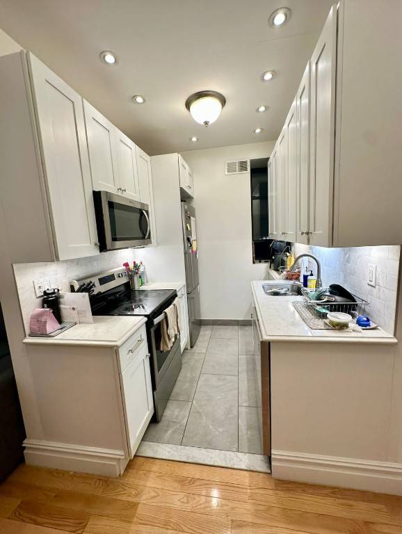Beautiful and spacious 3 bedroom apartment in the upper east side.