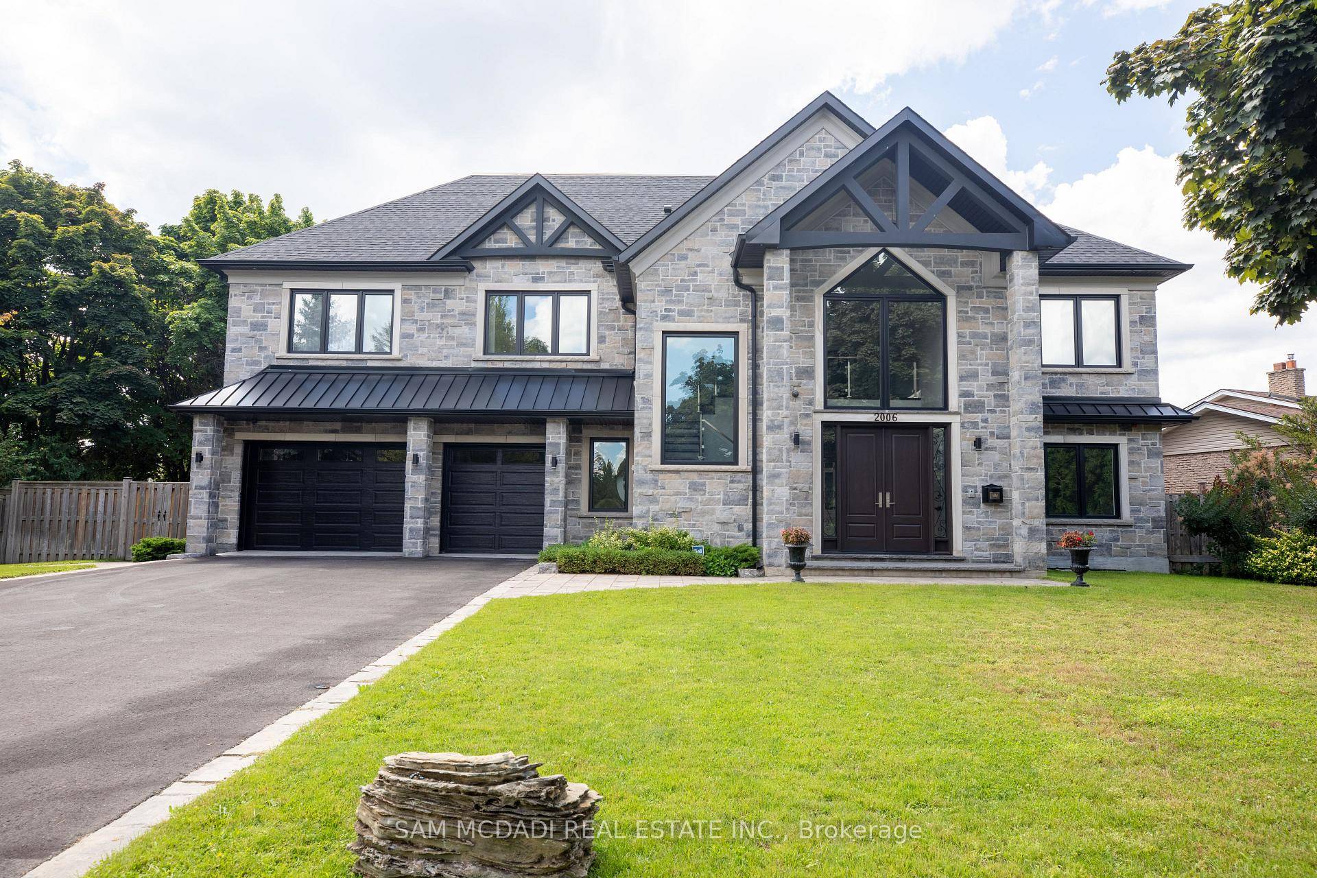 Opportunity knocks to move into this luxury rental located in one of Mississauga's multi million dollar neighbourhoods !