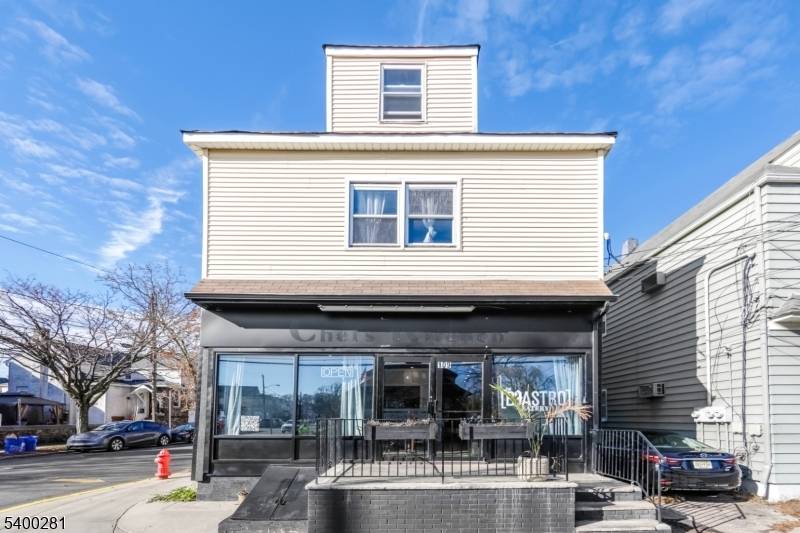 Perfect for a new or expanding food concept, this fully built out 25 30 seat restaurant cafe offers an outstanding opportunity in the heart of Wallington, NJ.