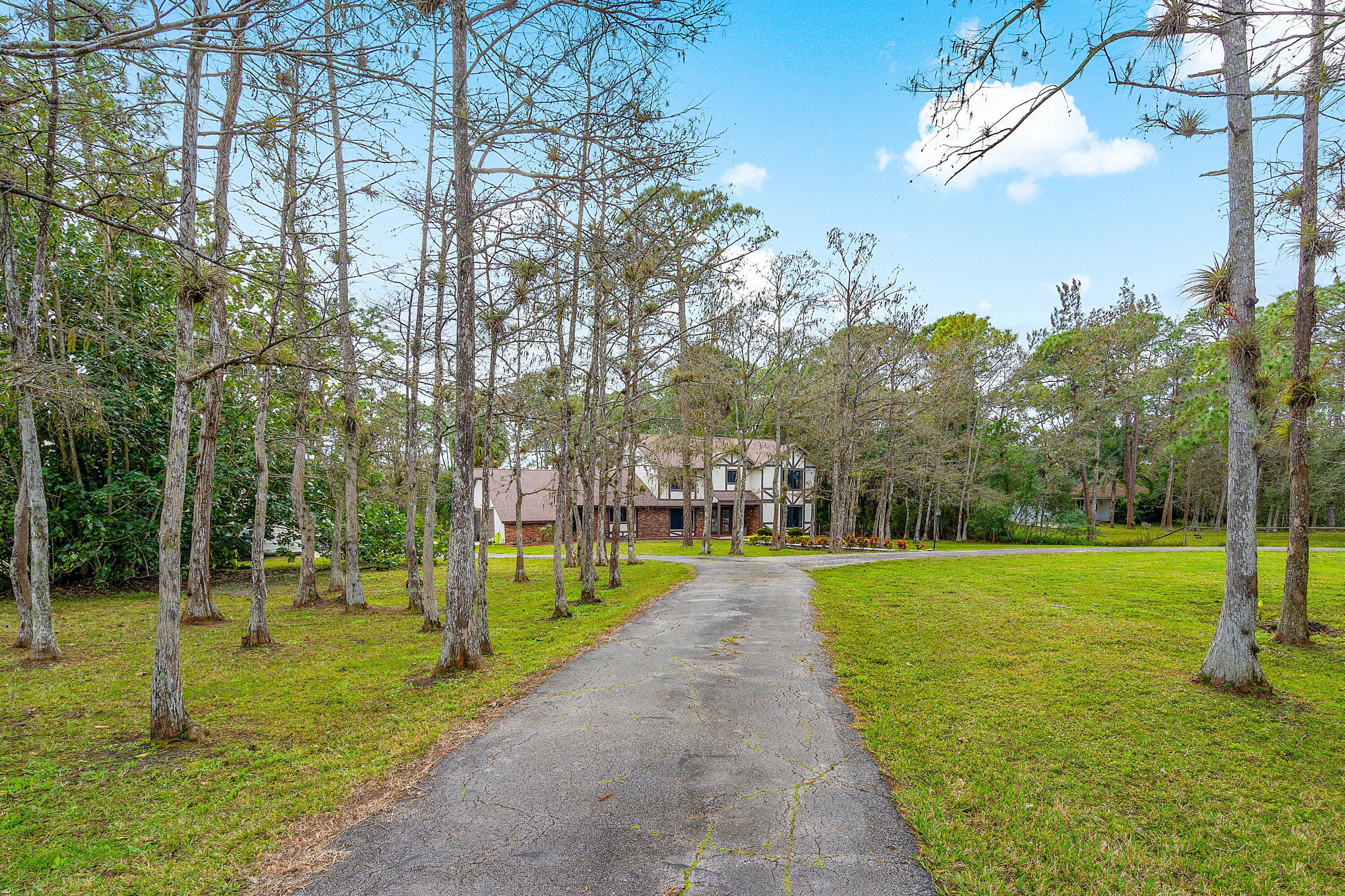 Welcome to tranquil living in Loxahatchee Groves !