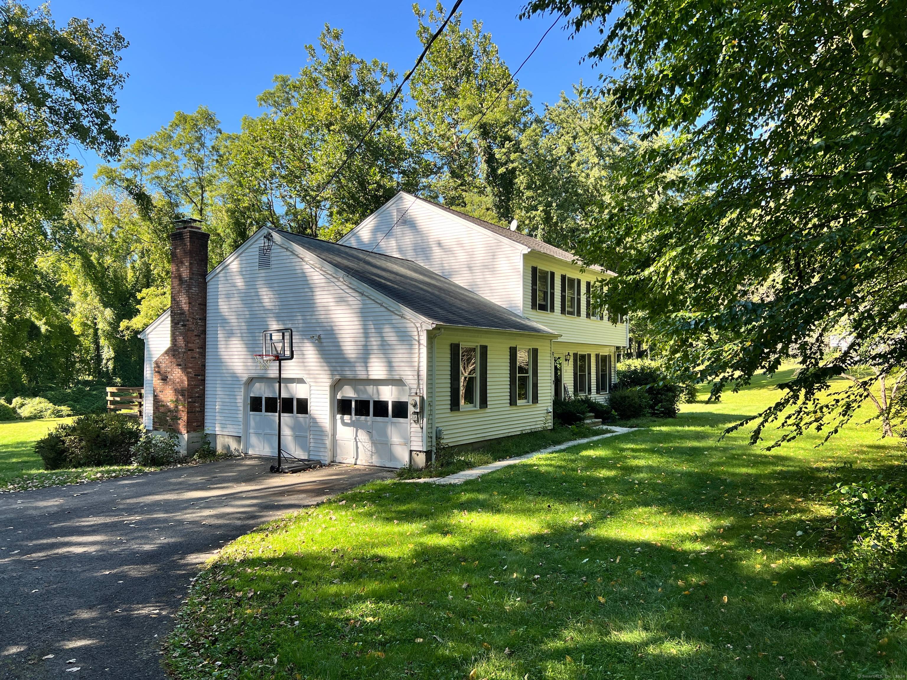 Looking for a spacious, pet friendly rental with an amazing yard ?