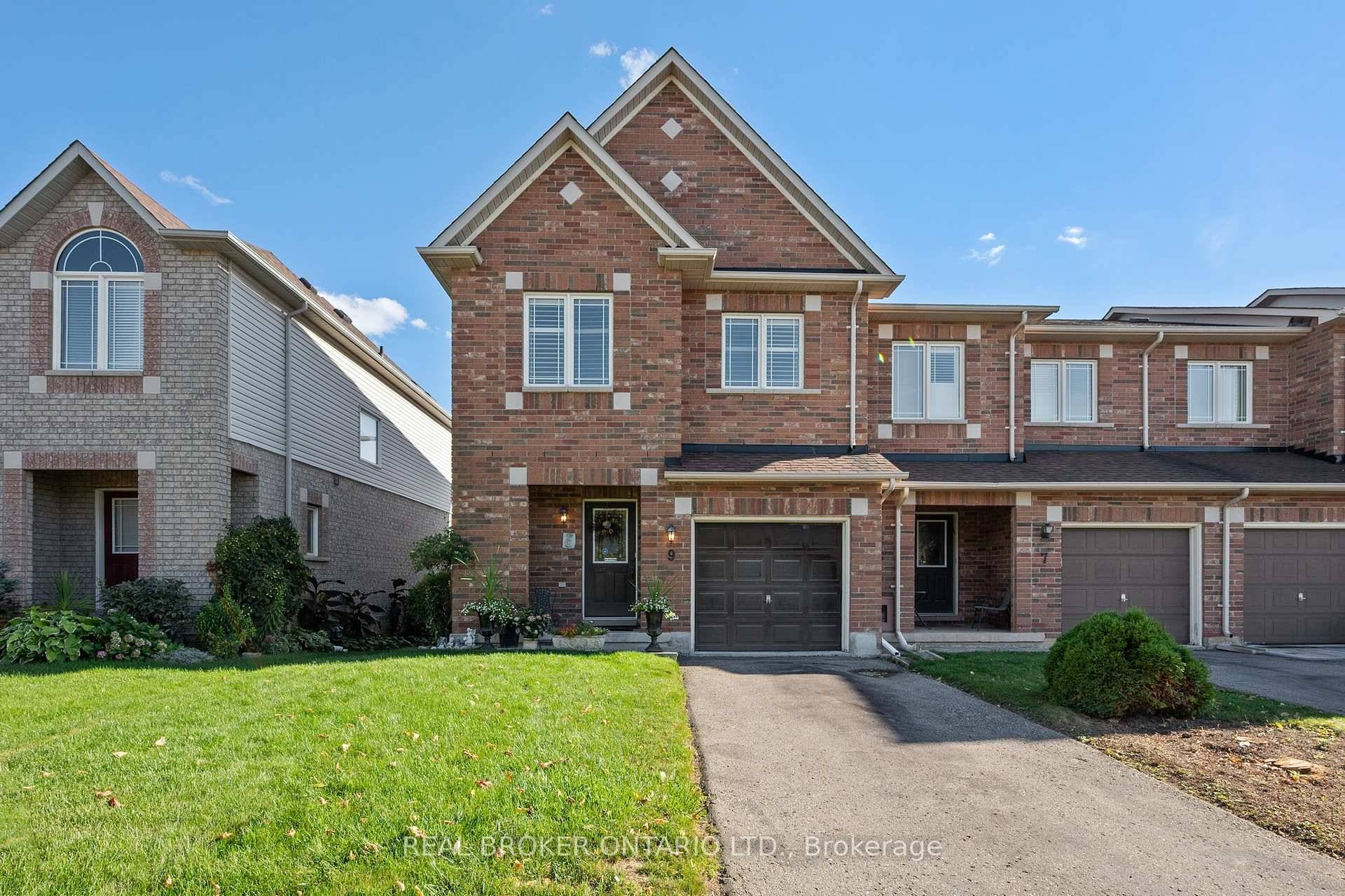 Located in Auroras high demand Bayview Northeast community, this freshly painted end unit townhome offers the spacious feel of a semi detached with thoughtful touches spread across 1, 717 sqft ...