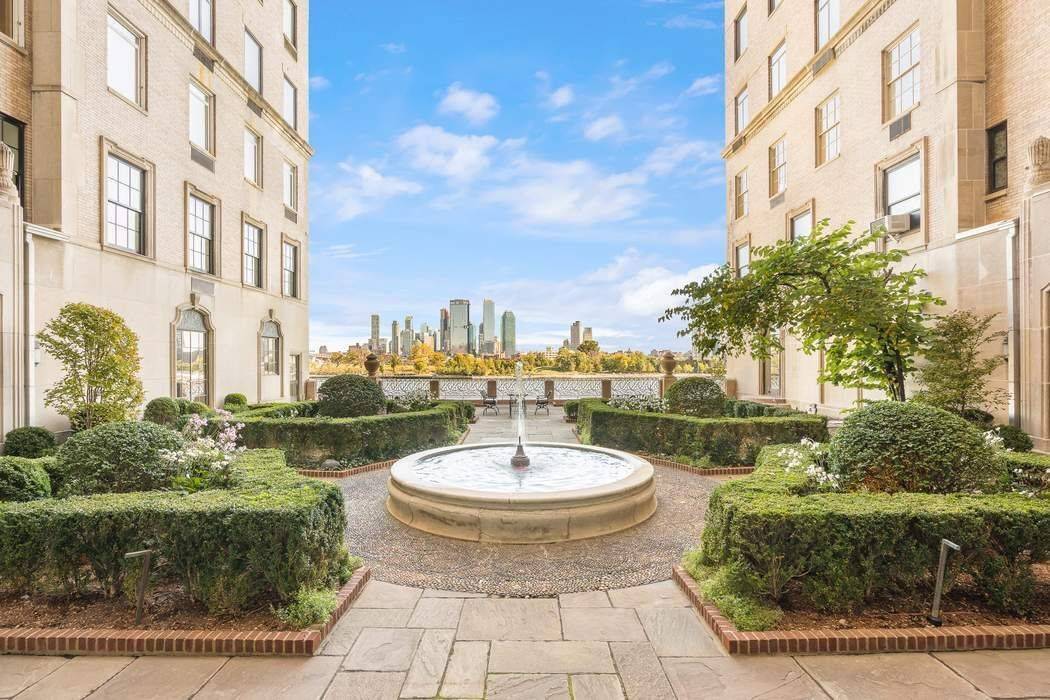 You can have it all ! Well priced estate offers a rare opportunity to design a large home at renowned River House complete with river views, glorious light, tons of ...