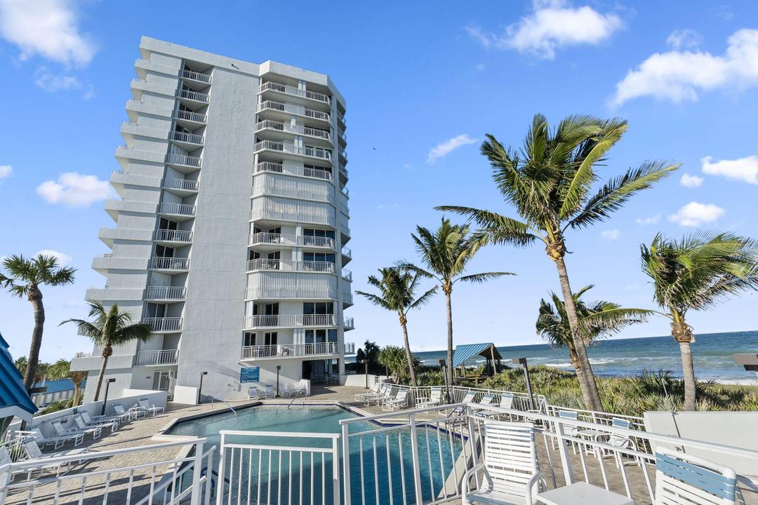 Southern exposure, end unit features unparalleled luxury amp ; meticulous design with this exceptional 4 bed, 3.