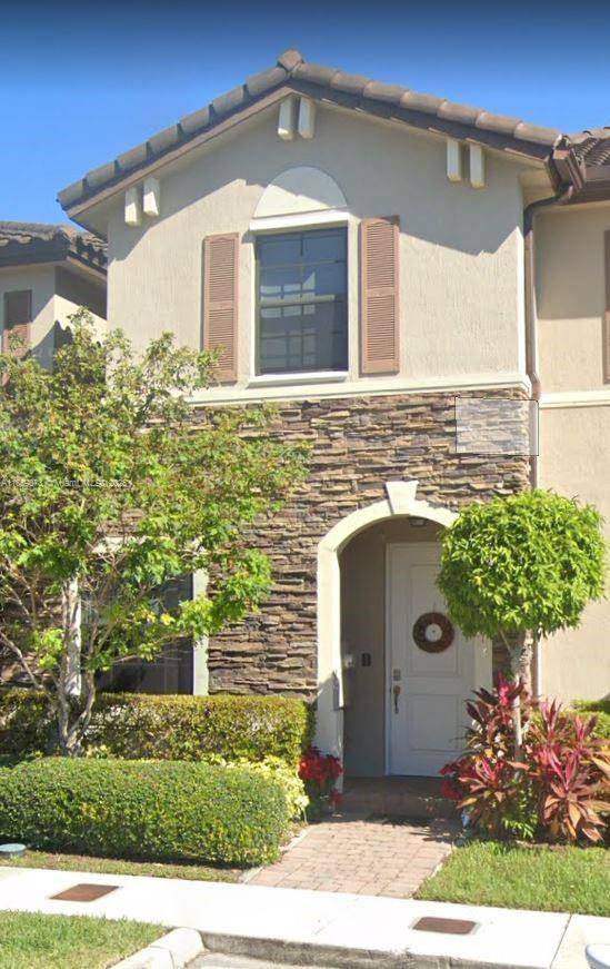 TOWNHOUSE IN ONE OF THE MOST PRESTIGIOUS KENDALL HAMMOCKS.