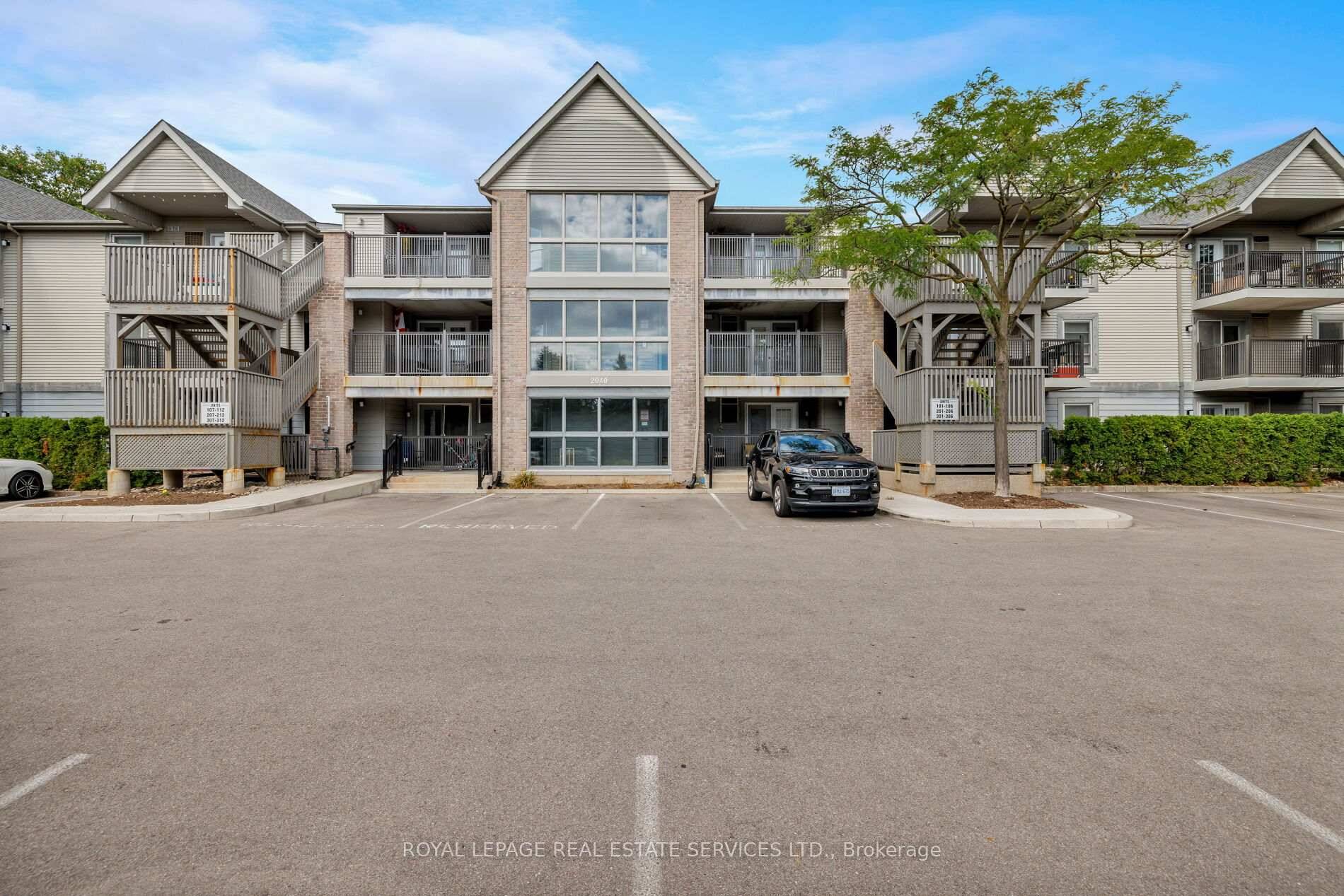 Discover an exceptional condo for sale in Burlingtons sought after Forest Chase community, ideally located steps from Cleaver Park, Palmer Park, Brock University Burlington Campus, and C.