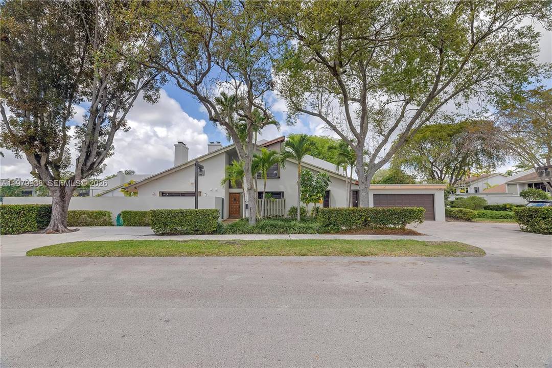 Welcome to this highly desirable corner unit townhome in the exclusive Banyans of South Miami, tucked away on a quiet dead end residential street.