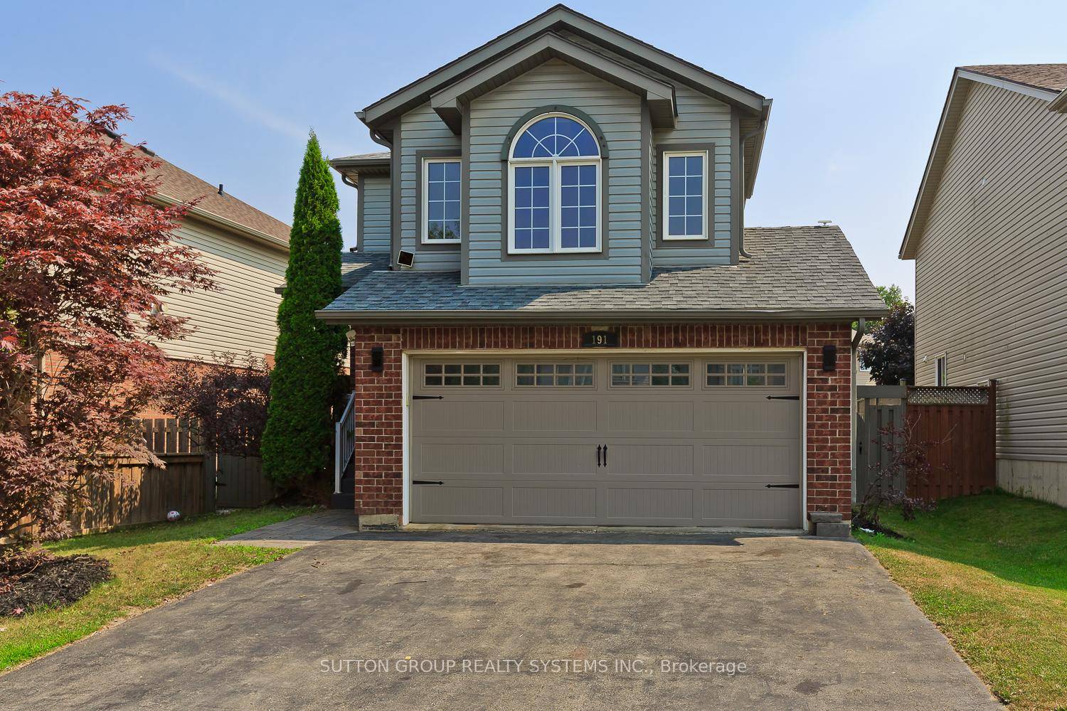 Stunning 2 Storey Home in Sought After West Brant Move In Ready !