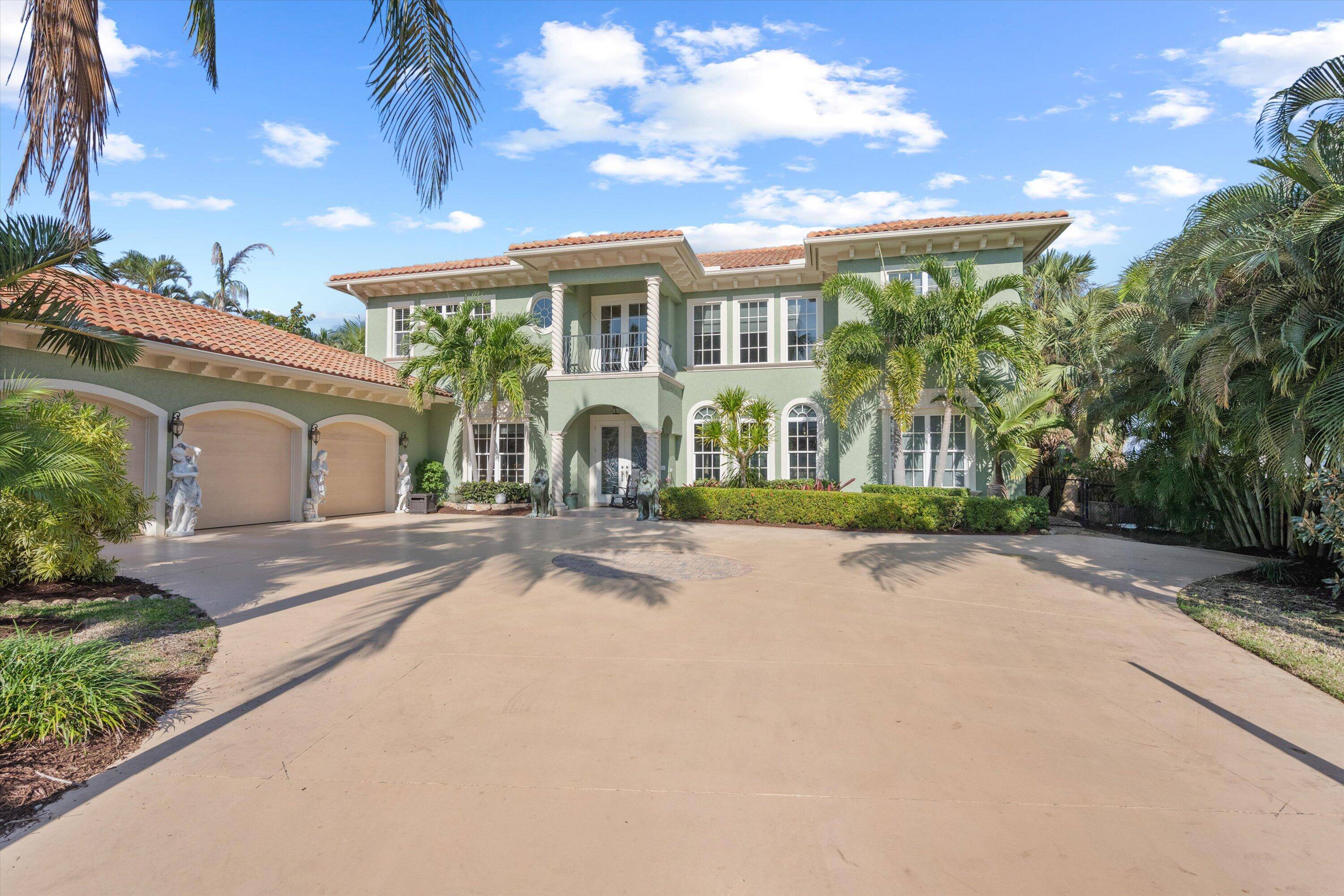 Discover this wide waterfront Stuart custom built pool home with deep water, 185ft dock w 4 5ft low tide with 2 lifts 33, 000lb 16, 000lb.