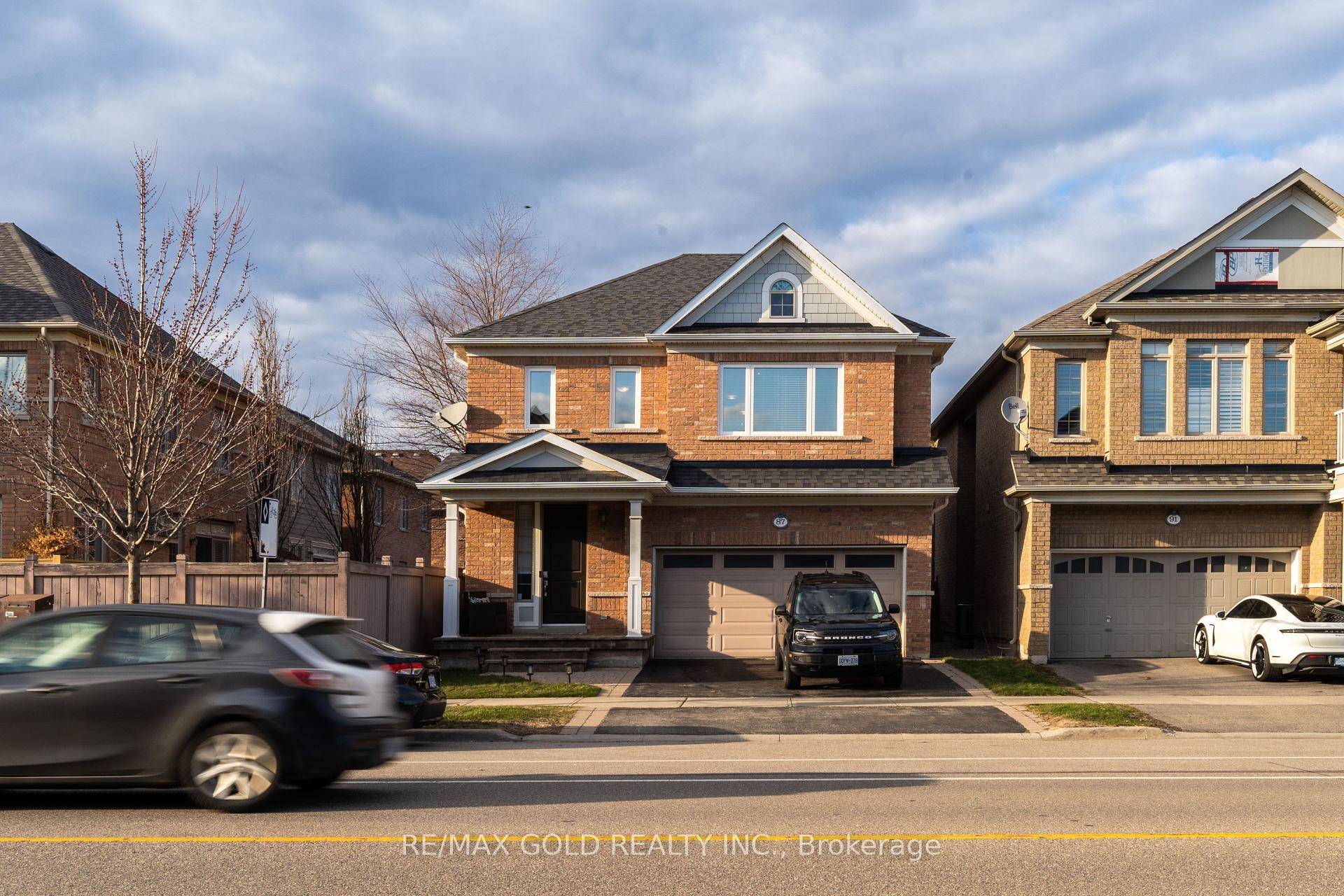 Welcome to 87 Scott ! This stunning 3 bedroom, 4 bathroom detached home is nestled in Milton's prestigious Scott community, showcasing an open concept layout with elegant dark hardwood flooring ...