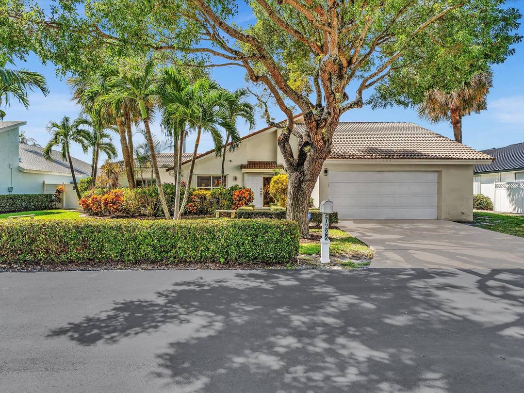 Location, Location ! Lovely home in the desirable Thornhill Mews community in Boca Del Mar in Montoya Circle.