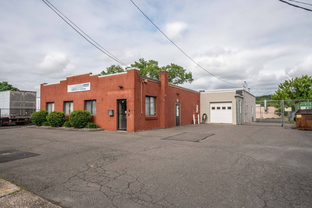 This recently renovated industrial property presents an excellent opportunity for businesses seeking a long term lease in a versatile and strategically located facility.
