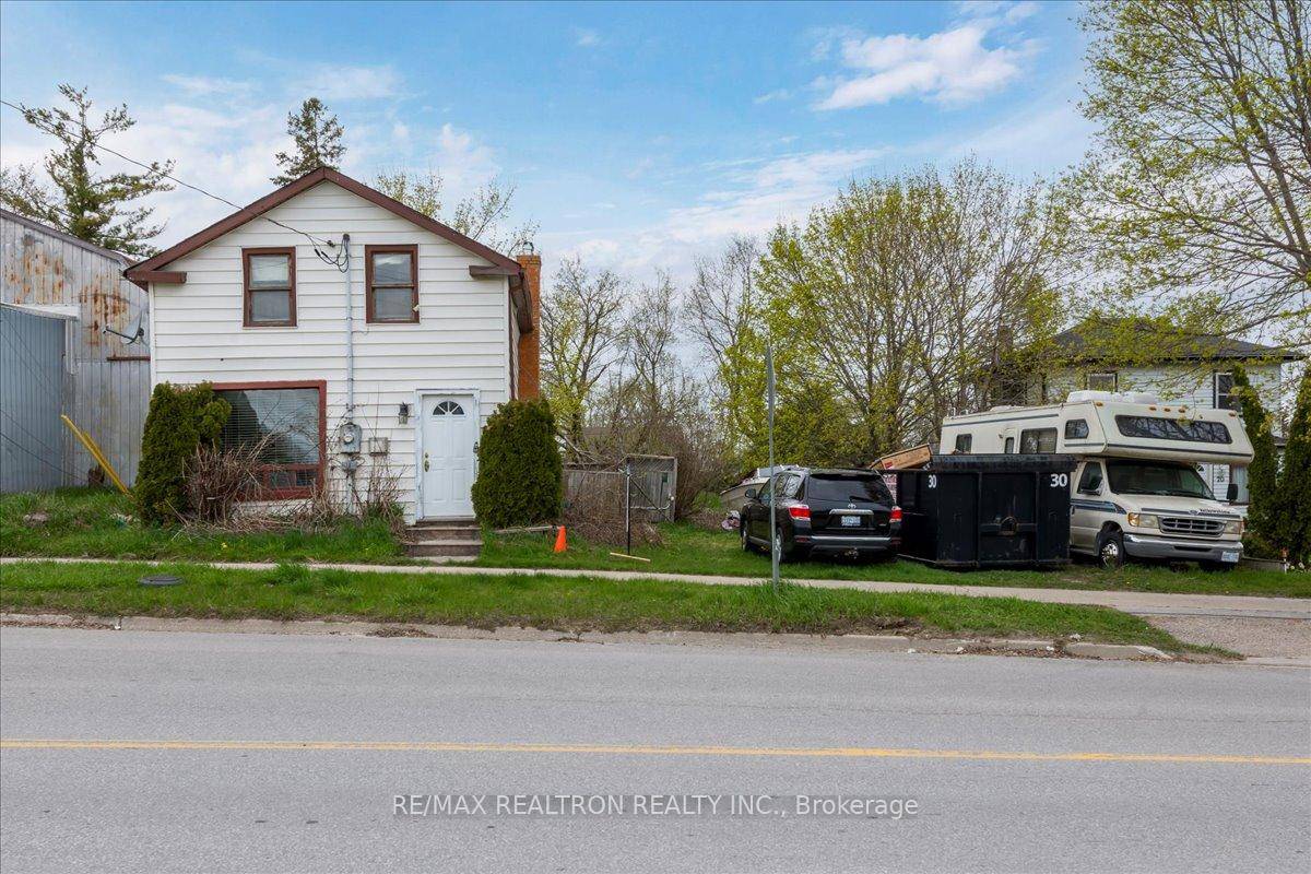 Opportunity knocks in the quaint town of Woodville !