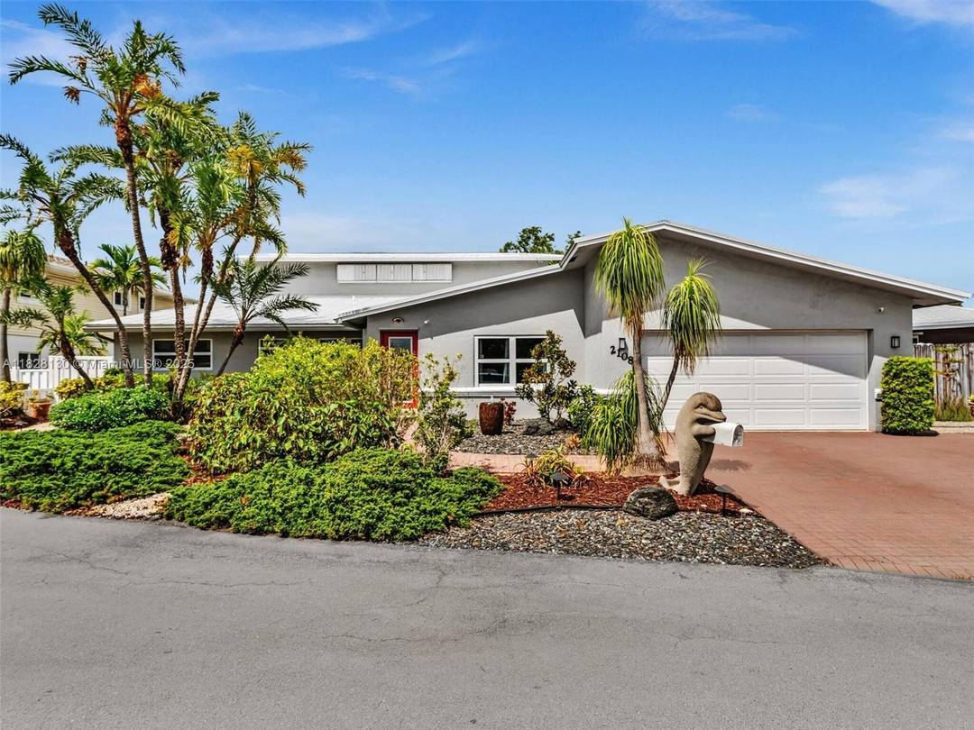Home for entertaining. Ocean access.