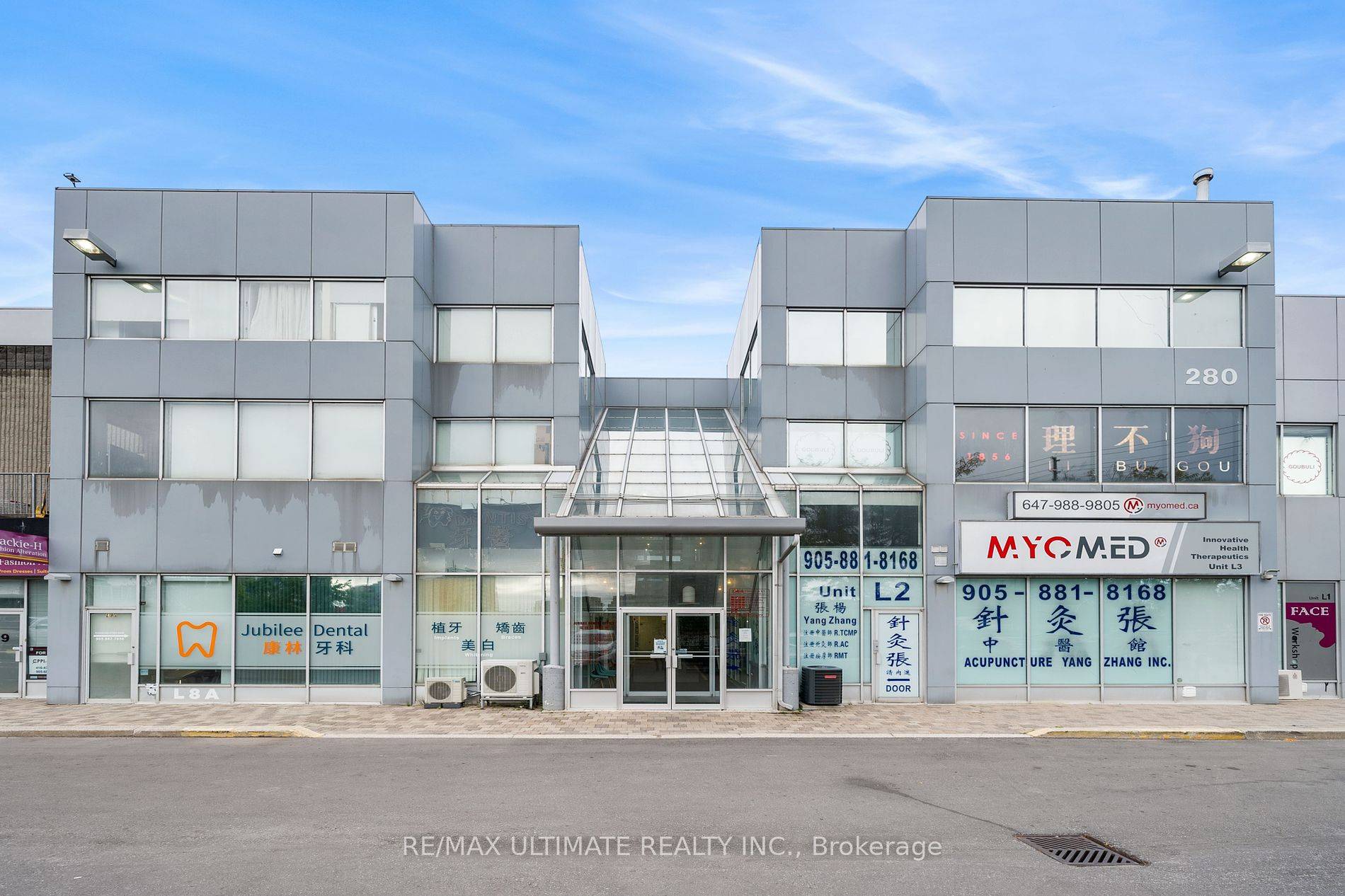 Prime Location Situated in a highly desirable and professional area with convenient access to banks, hotels, restaurants, and a neighborhood featuring internationally renowned brands.