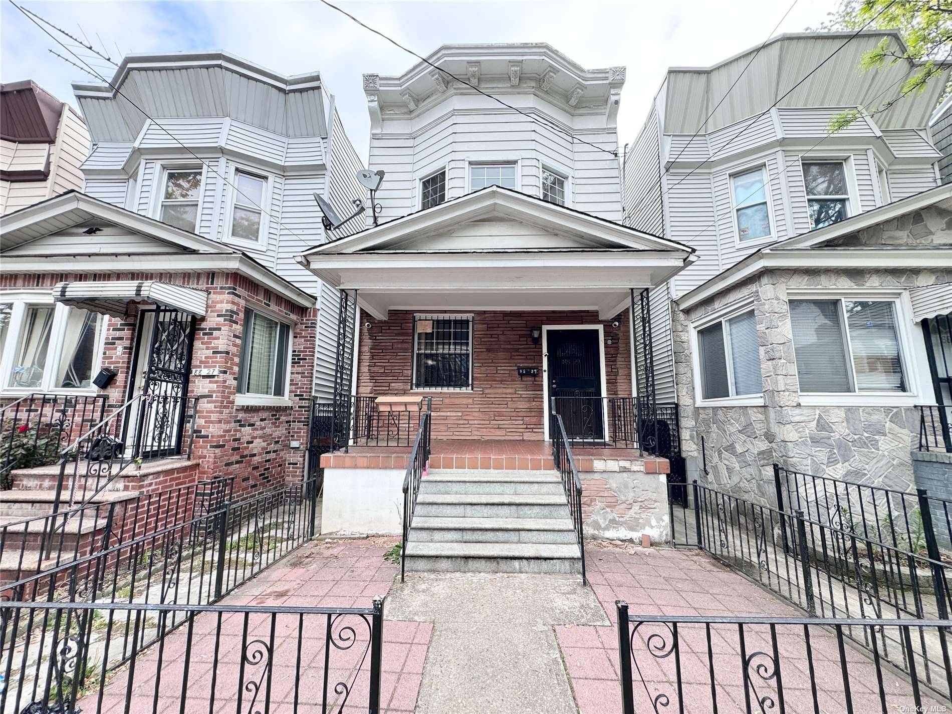 Fully detached one family in the heart of Woodhaven.