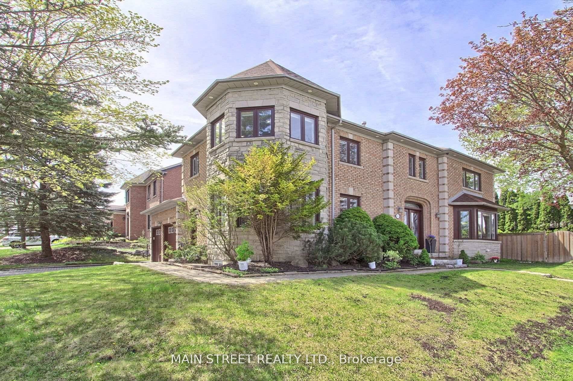 Exclusive enclave of Stonehaven among the finest homes in town Stunning curb appeal with stone and brick design Over 5500sqft of finished living space Quiet location on mature premium sized ...