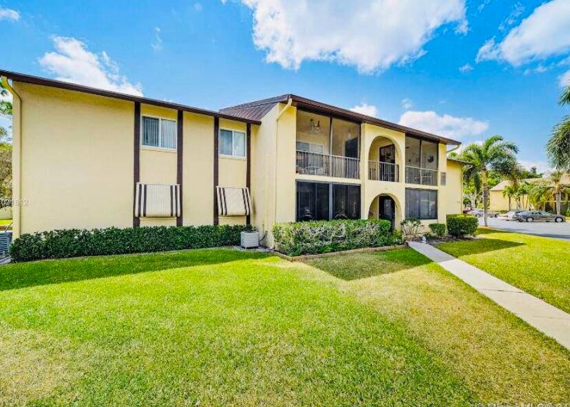 LOCATION LOCATION ! ! Gorgeous apartment located in the heart of Greenacres with new ceramic tile floor, laundry inside and the pleasure of enjoying many amenities in this wonderful 55 ...