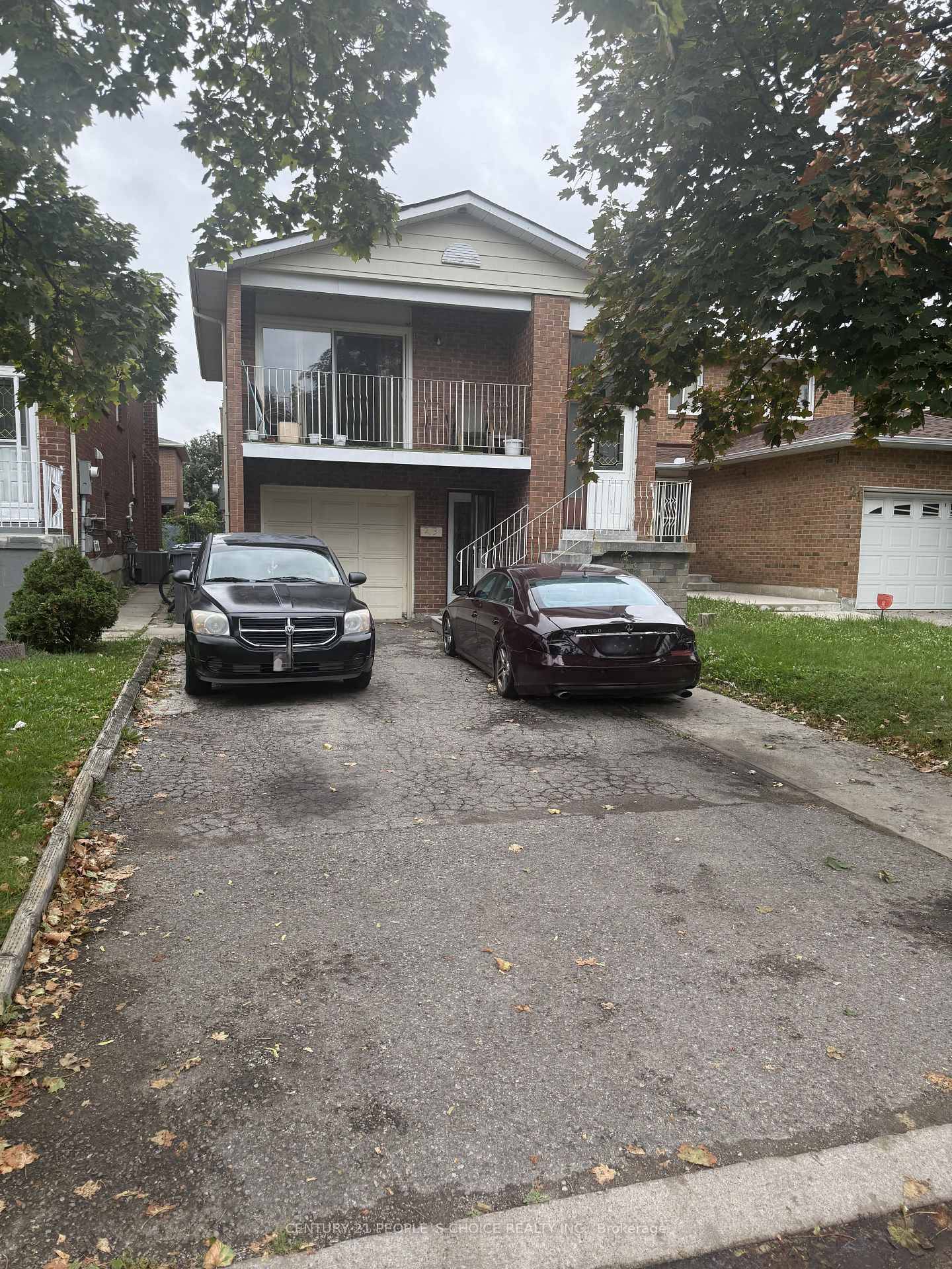 Beautiful investment property boosting 3 bedroom on upper level with 2 full washroom.