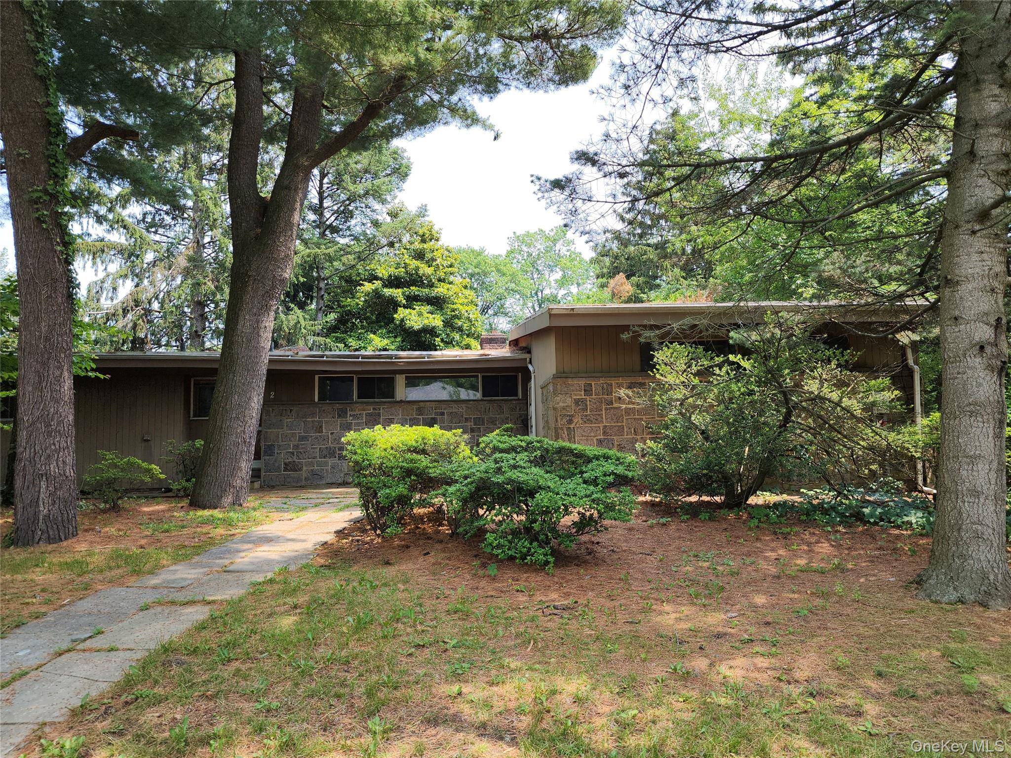 Ranch with 6 rooms 3 beds and 3 bath located in Glen Cove schools.