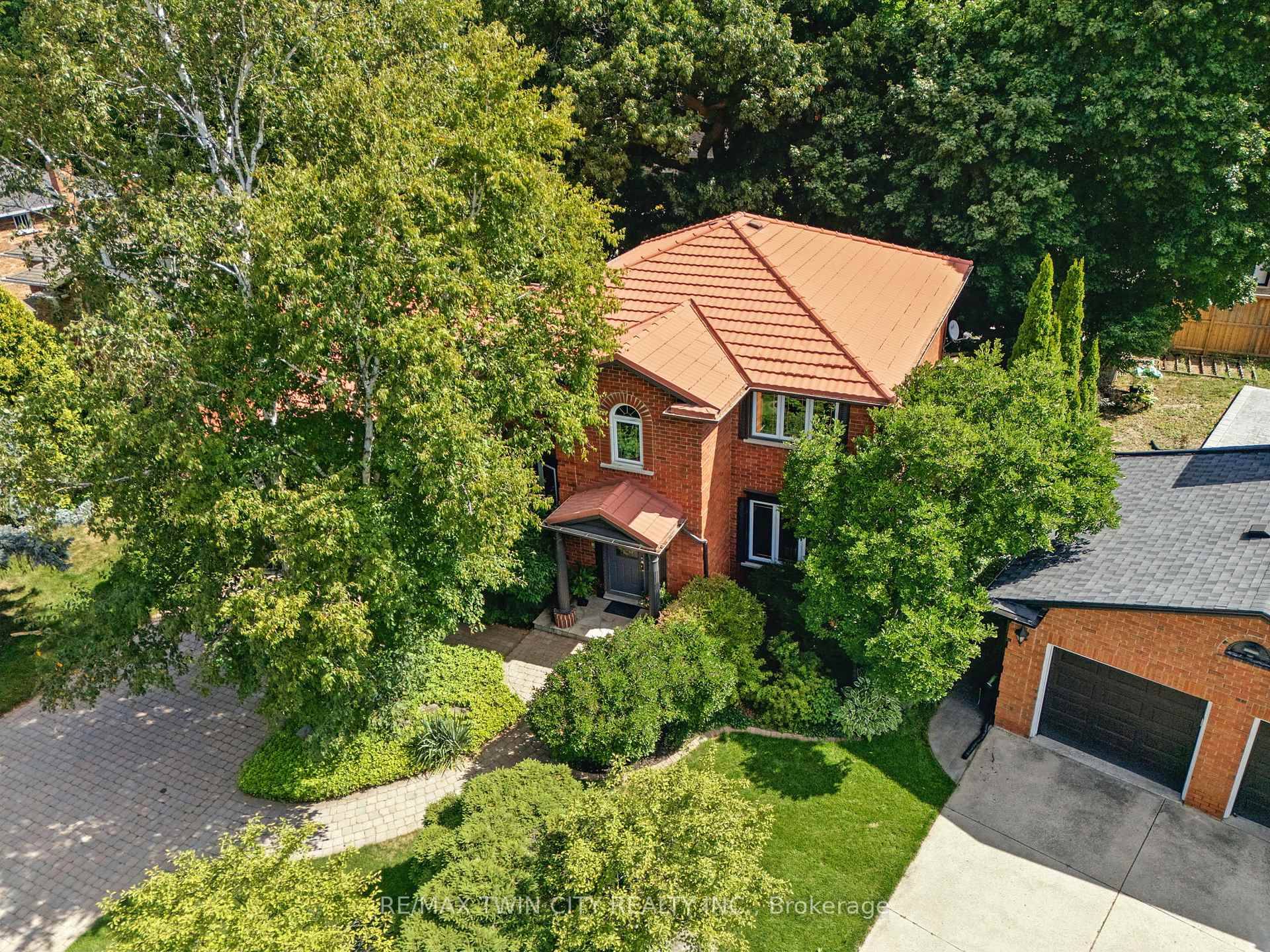 Nestled in one of Ancasters most desirable neighbourhoods, this warm inviting 3502 square foot finished home with 4 beds, 4 baths offers the perfect blend of elegance, comfort, and functionality.