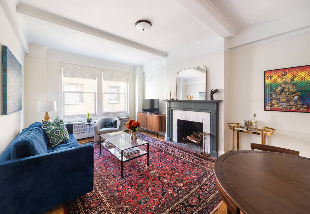 This elegant one bedroom residence is rich in prewar character and ideally located just off Park Avenue in the heart of Lenox Hill.