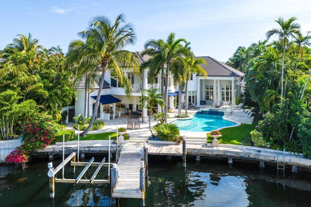616 Seasage Dr. exemplifies intracoastal waterside living at its finest !