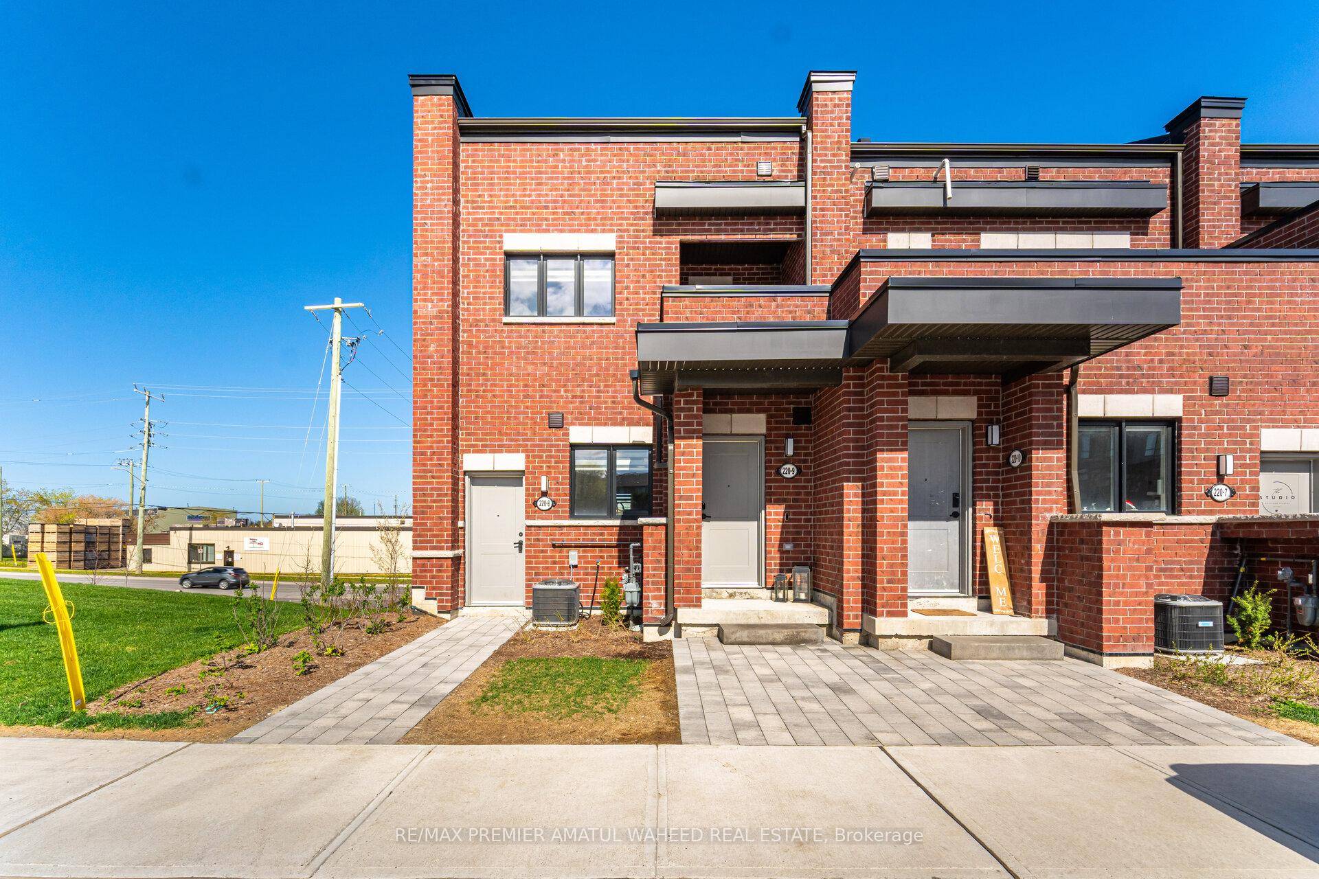 Modern Elegance In Bradford Steps From The GO Station !