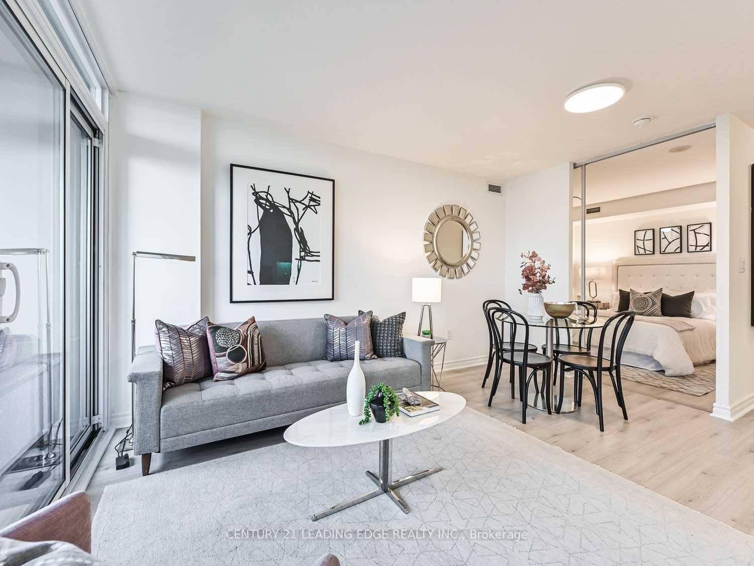A beautiful 2 bedroom den, 2 bathroom unit in a prime location of downtown Toronto.
