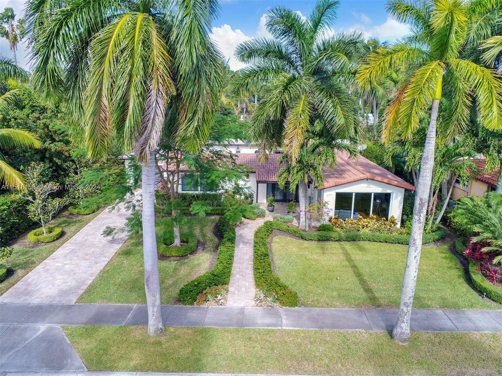 Paradise for Family in Miami Hollywood This amazing property is difficult to describe in just a few words because it has so many outstanding features Hollywood TYLER STREET 1017 Lot ...