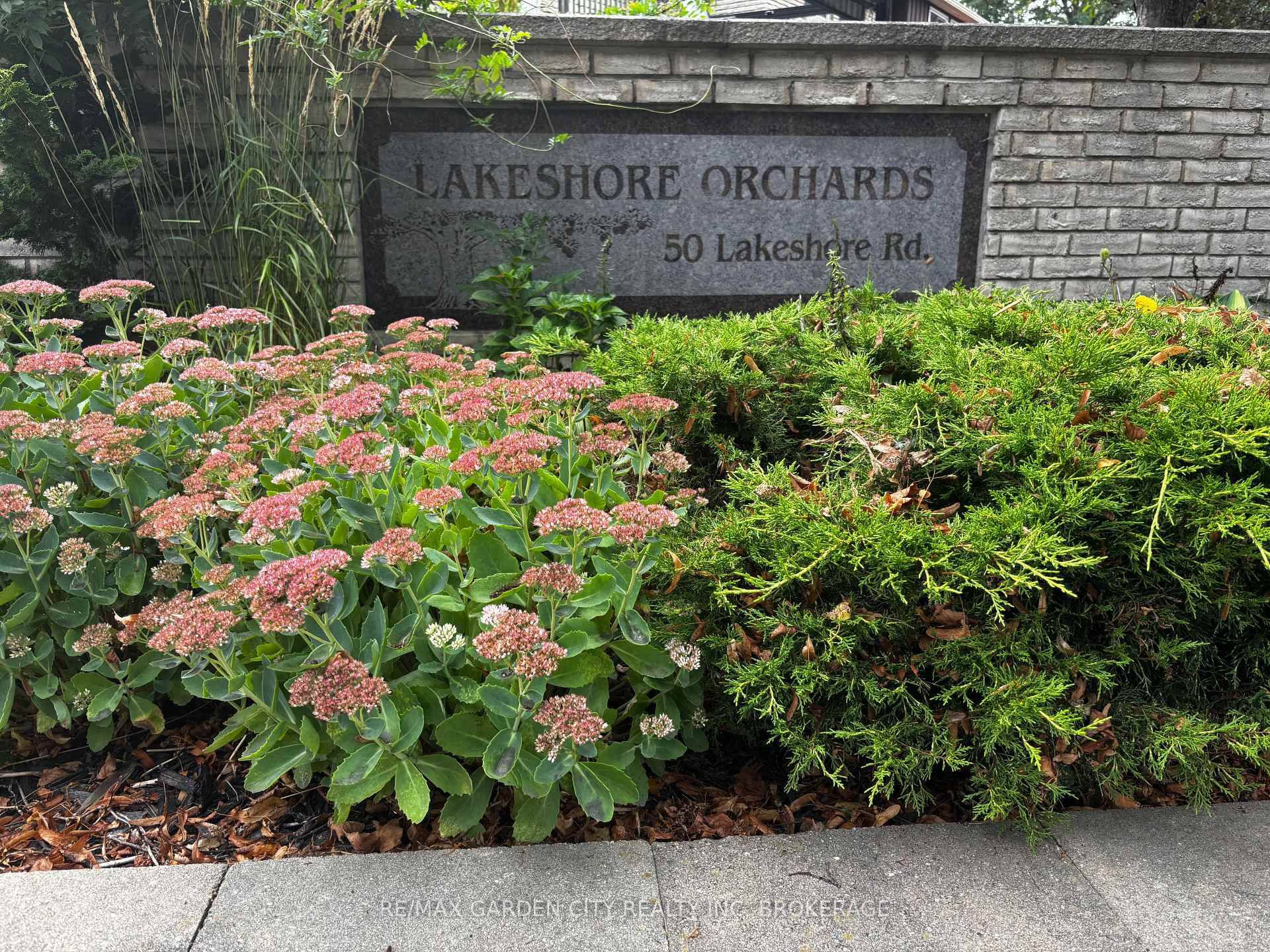 North end townhome located in a desirable, quiet complex known as Lakeshore Orchards.