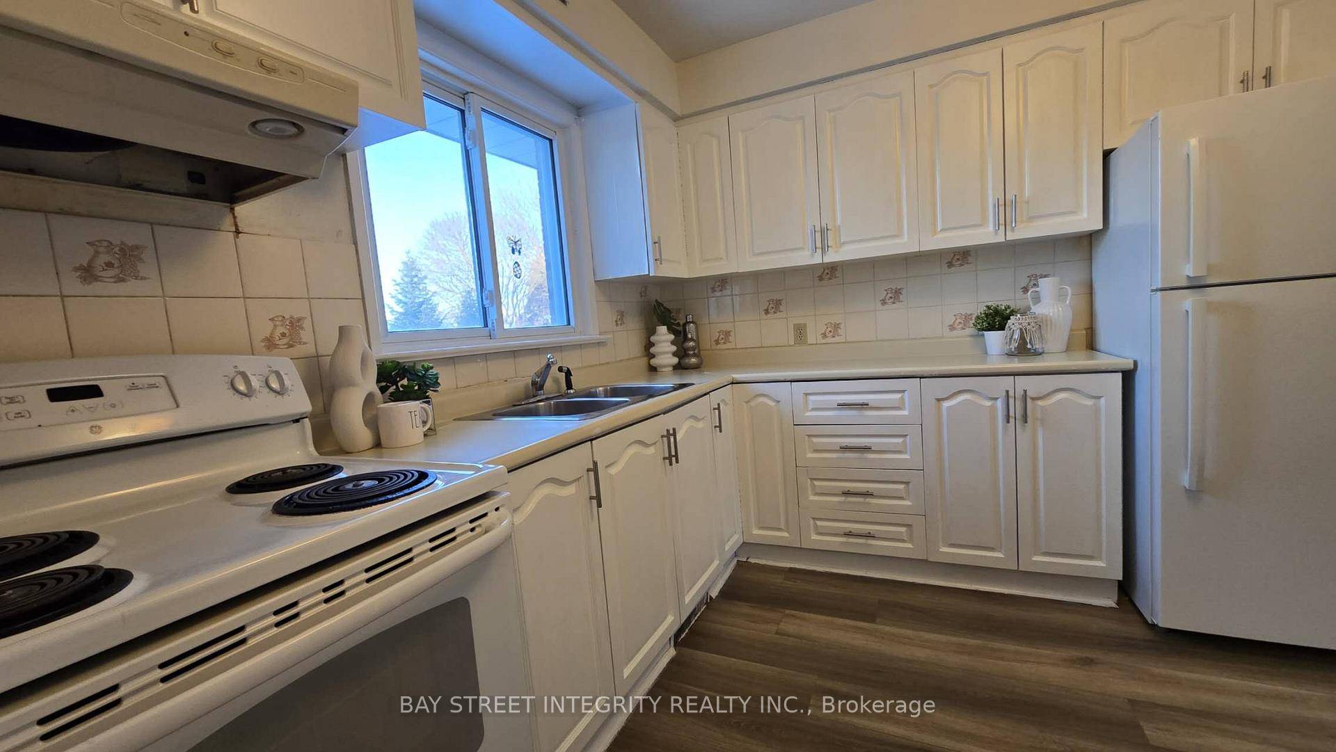 Spacious and Clean 4 Bed House, Surrounded by Safe, Quiet and Family Oriented Neighborhood, Steps Away From Parks, Grocery Stores, Bars amp ; Restaurants Yonge Street and TTC Terminal, new ...