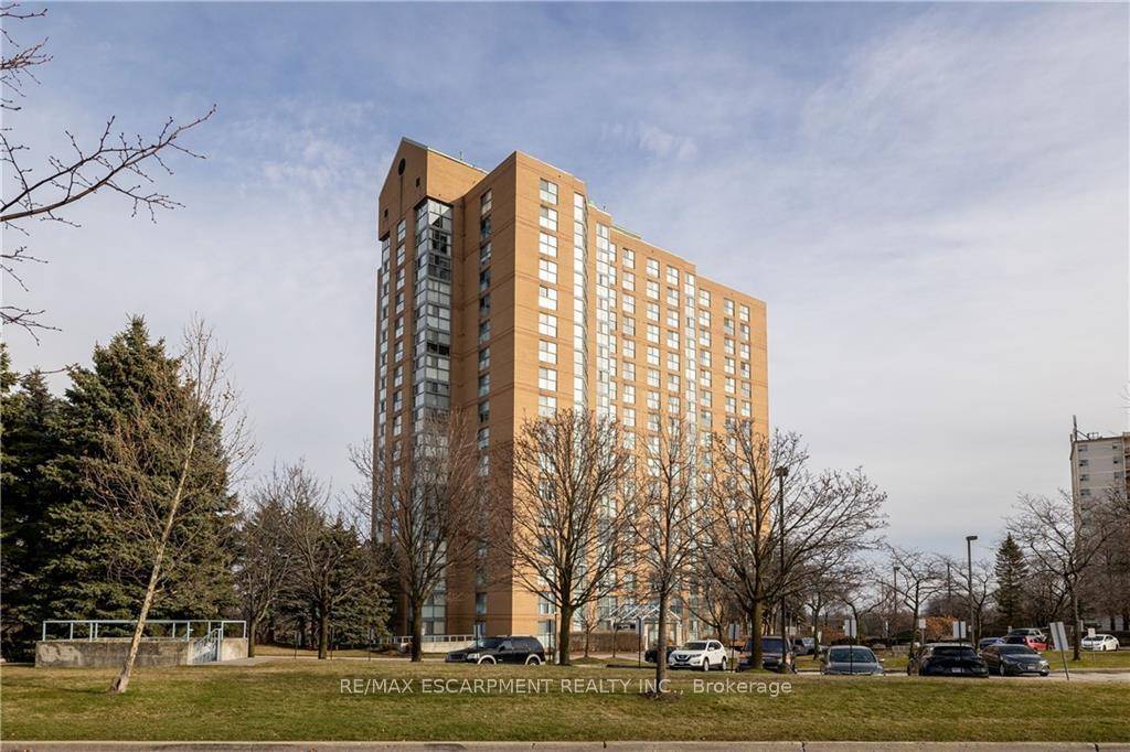Stunning Corner Unit Overlooking Scarborough Golf And Country Club !