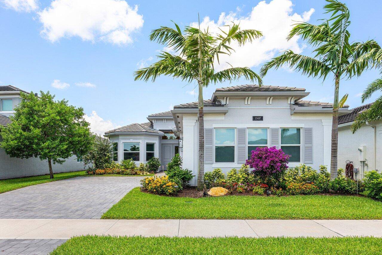This stunning Como model is ready for immediate purchase and occupancy.