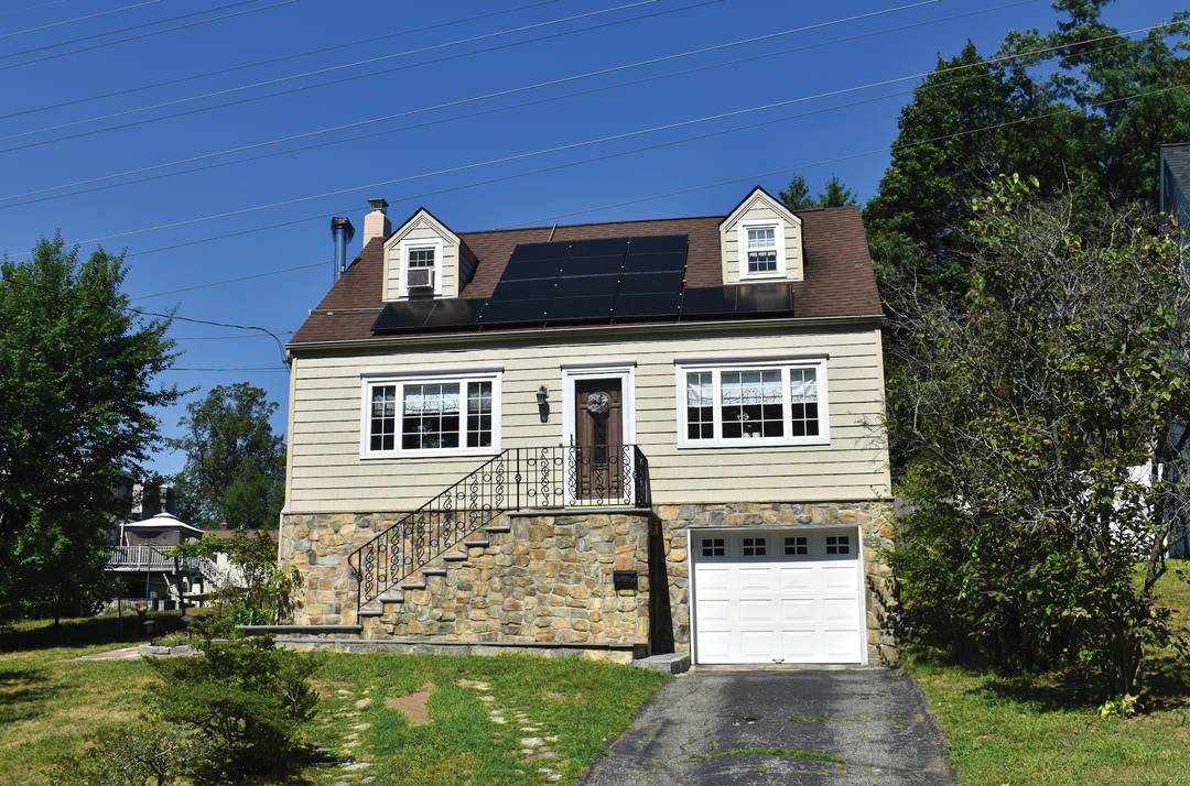 Welcome Home ! Step into this stunning single family condo located in the highly desirable Spring Hill neighborhood of Norwalk.