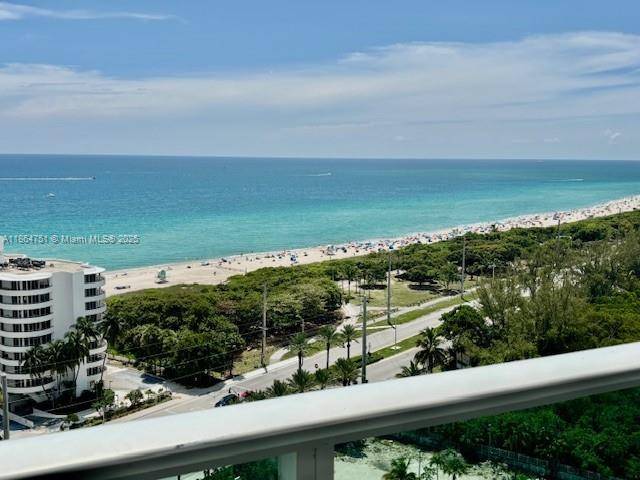 A remodeled amazing unit, 2 bedroom 2bathroom at Arlen House East !