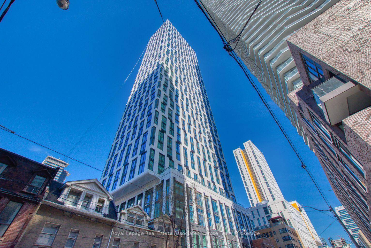 Located in the heart of Downtown Toronto, studio unit offers a stylish introduction to urban living.