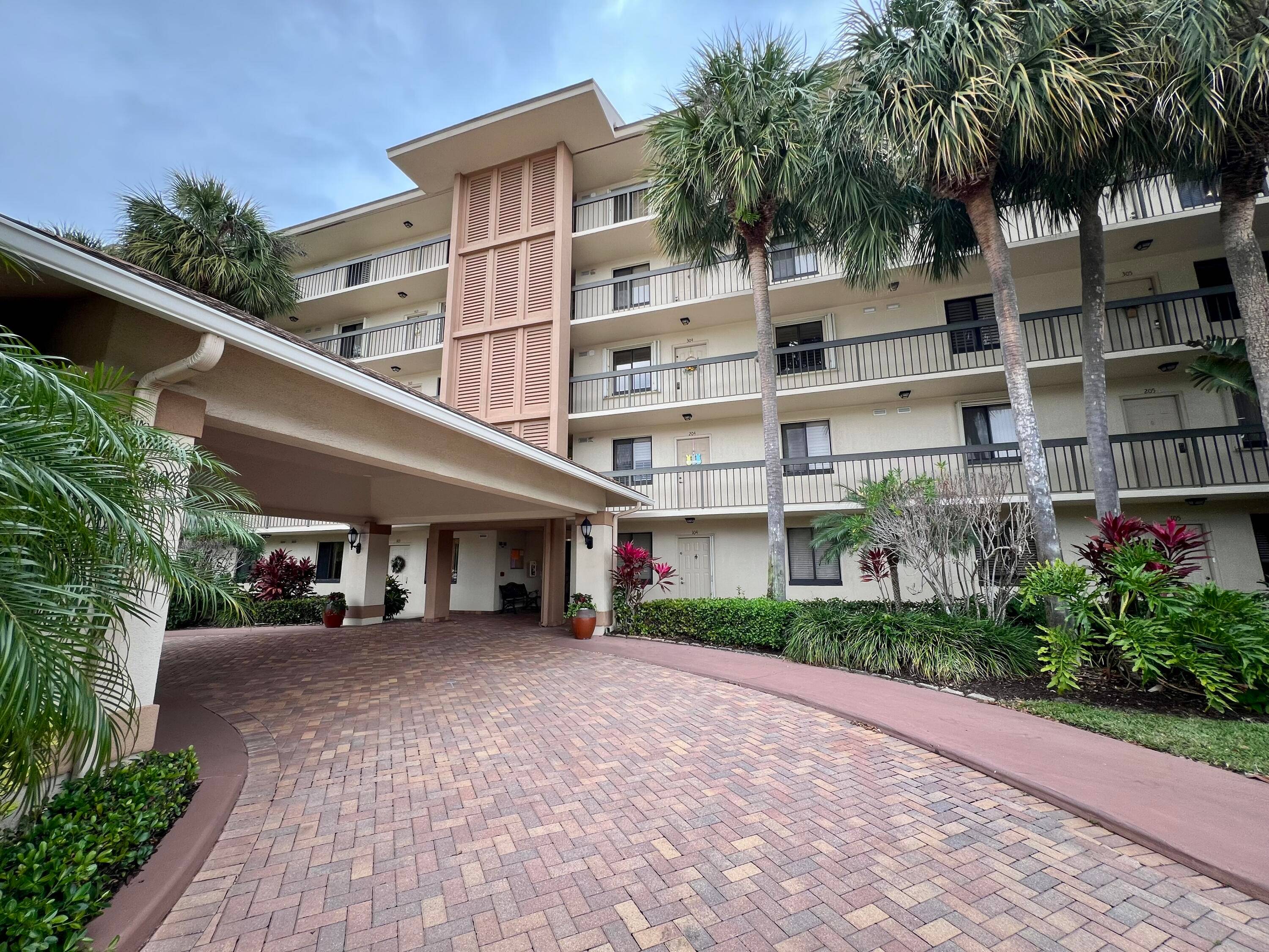 Come and enjoy this beautiful 2 2 condo with spectacular views overlooking the Marina in the desirable River at the Bluffs community.