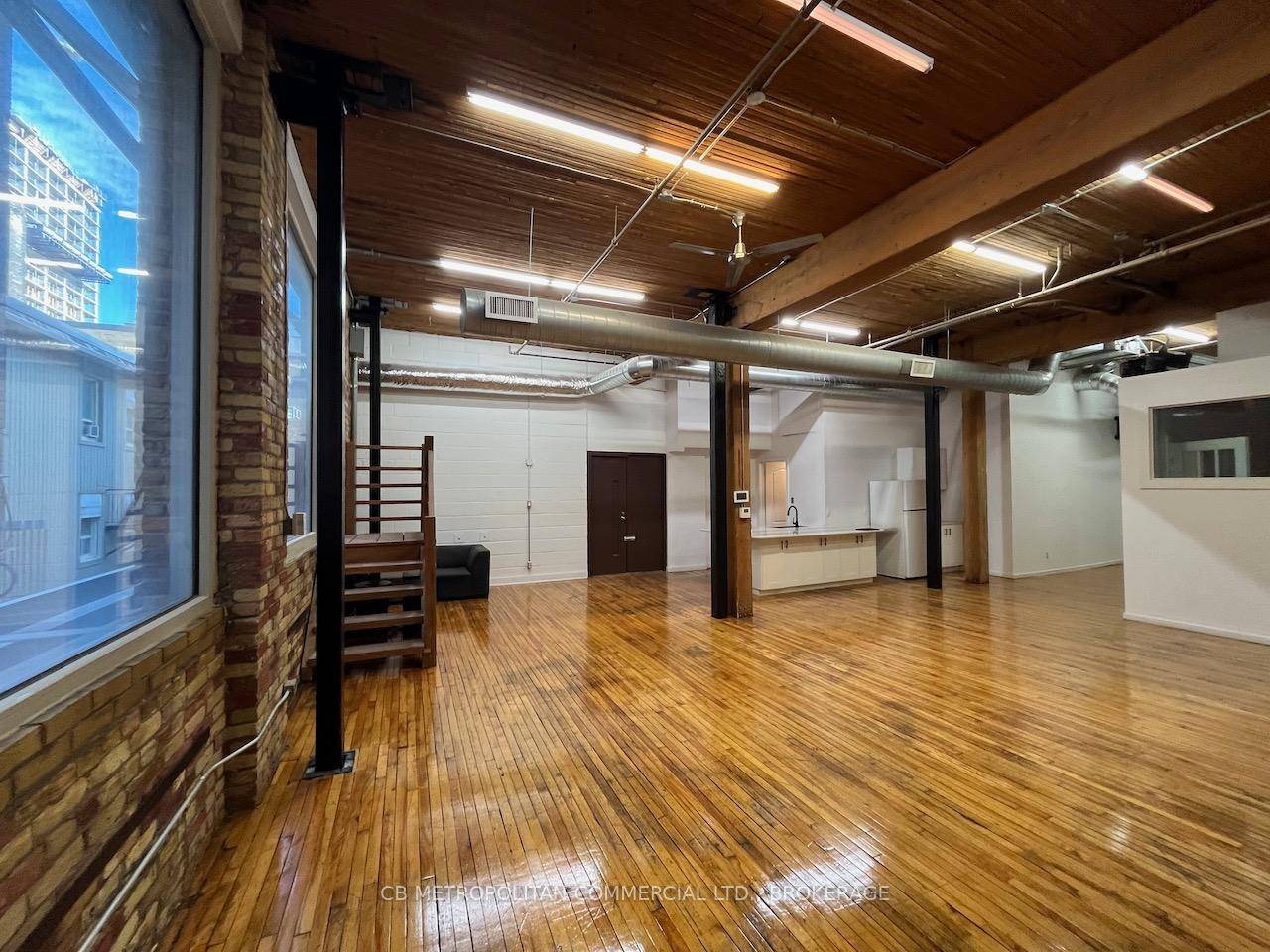Gorgeous Brick amp ; Beam Character Office One City Block East Of Yonge St And Within A Short 400M Walk Of The Ttc Queen And King Subway Stations.