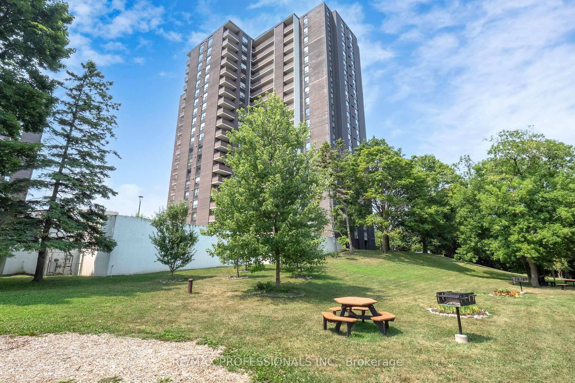 Peaceful Tranquility ! This condo features expansive grounds siding onto Etobicoke Creek and backing on Toronto Golf Course.