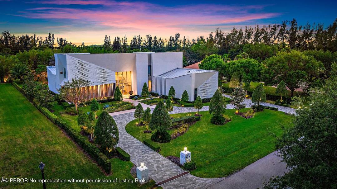 Welcome to a truly distinctive modern estate in Palm Beach Gardens an ultra luxury architectural showpiece that seamlessly blends innovation, refined design, and tranquil surroundings.