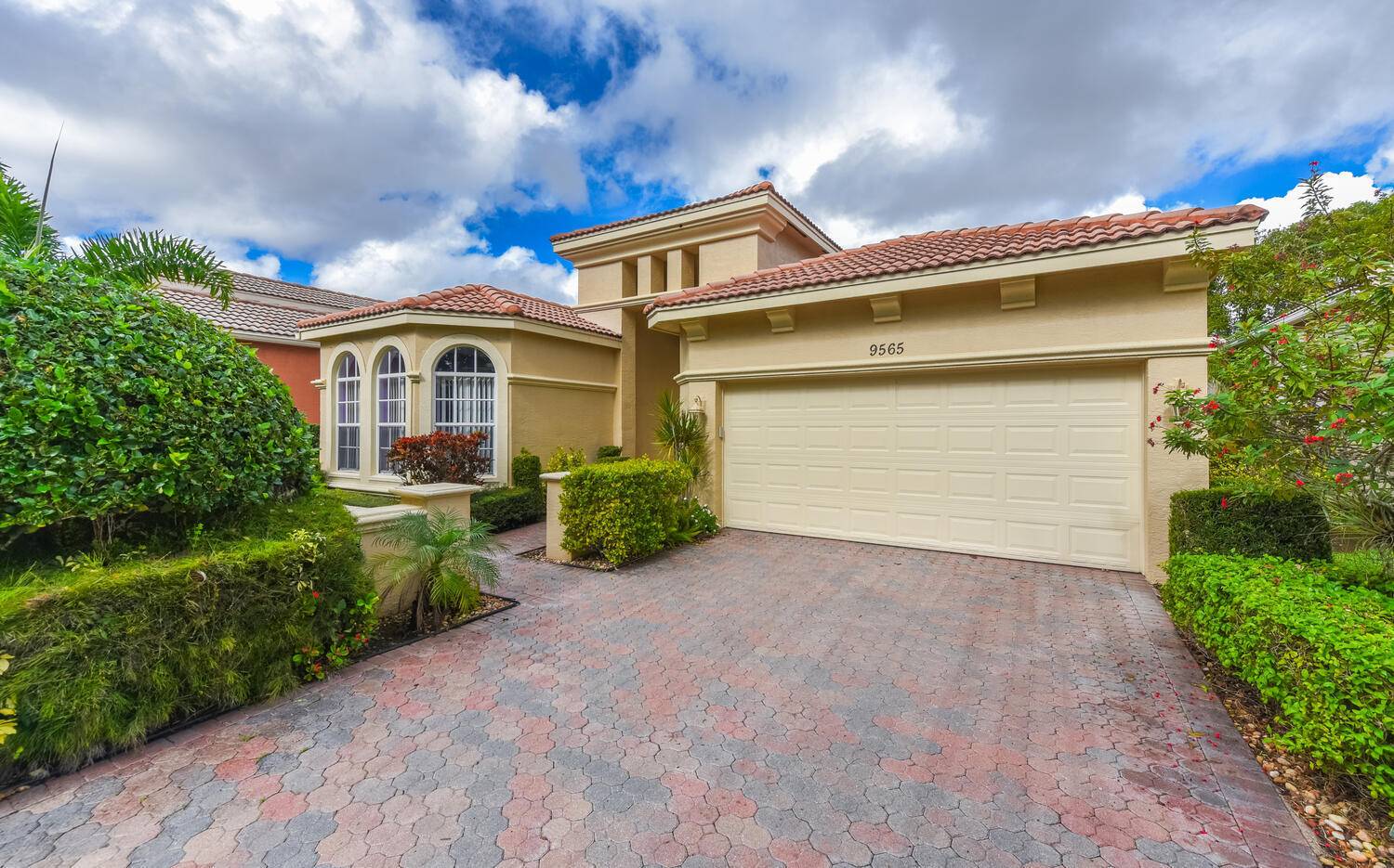 Welcome to the beautiful and highly sought after community of Buena Vida.