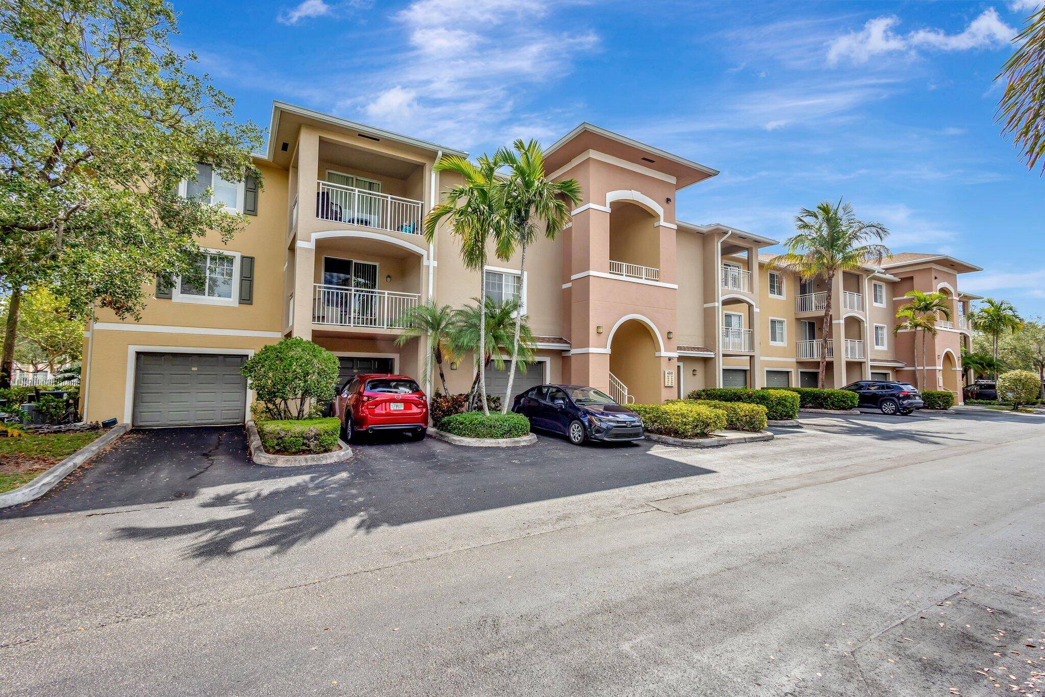 Beautifully maintained 2 bedroom 2 bath, 3rd floor unit.
