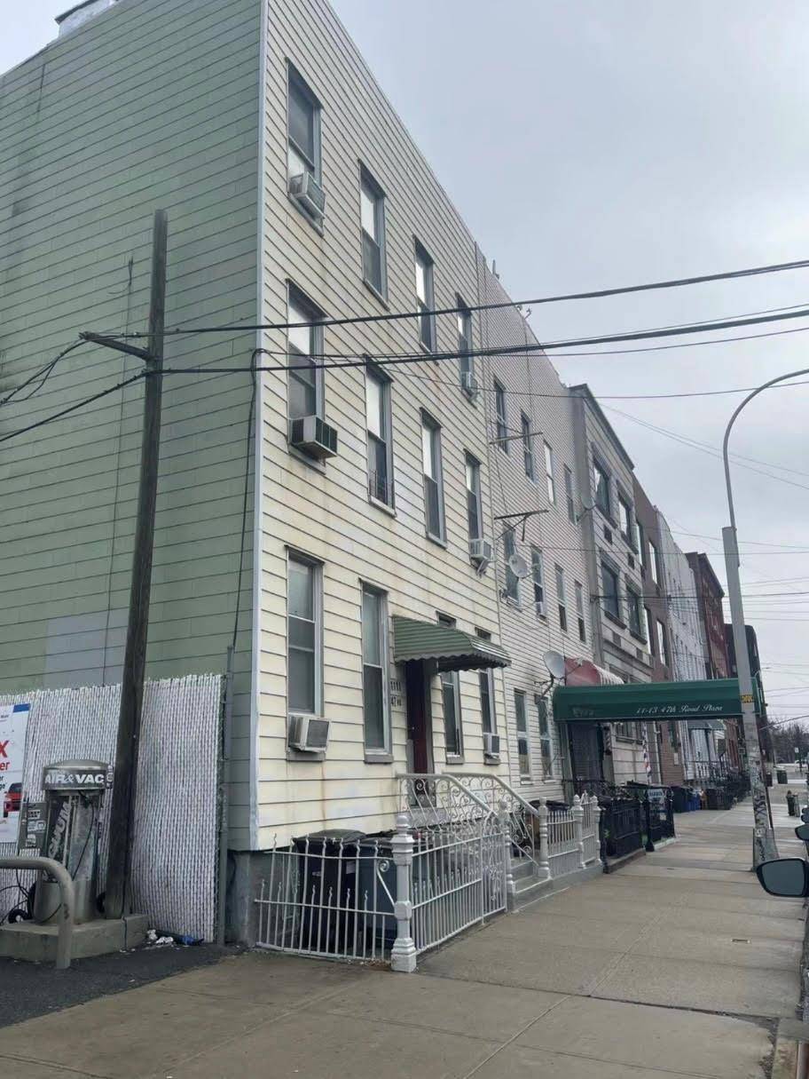 Walk Up Apartment Six Families Building Located In The Heart Of Long Island City.