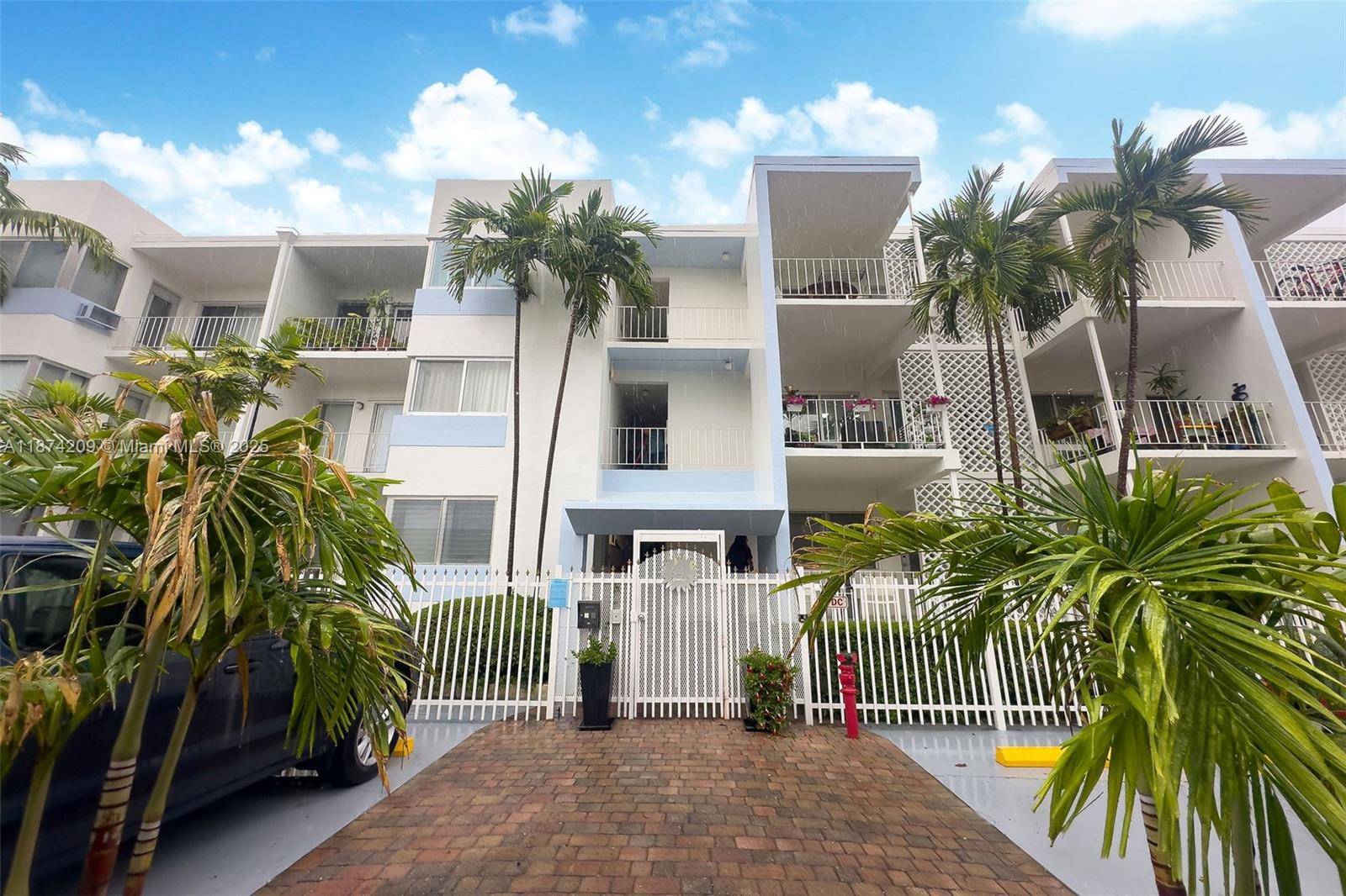 SPACIOUS 1 1 IN THE HEART OF SOUTH BEACH RIGHT ON CHARMING AND HISTORIC ESPANOLA WAY.