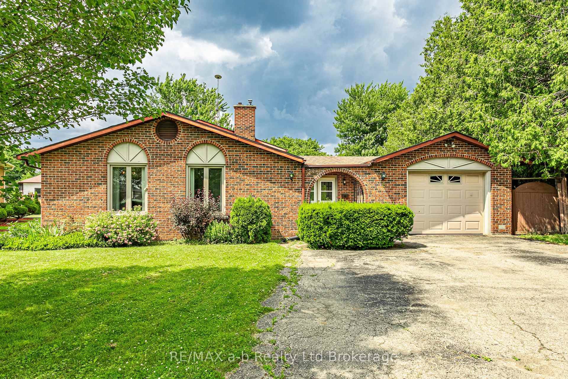 Spacious 4 Level Home on a Quiet Street in Harris Heights St.