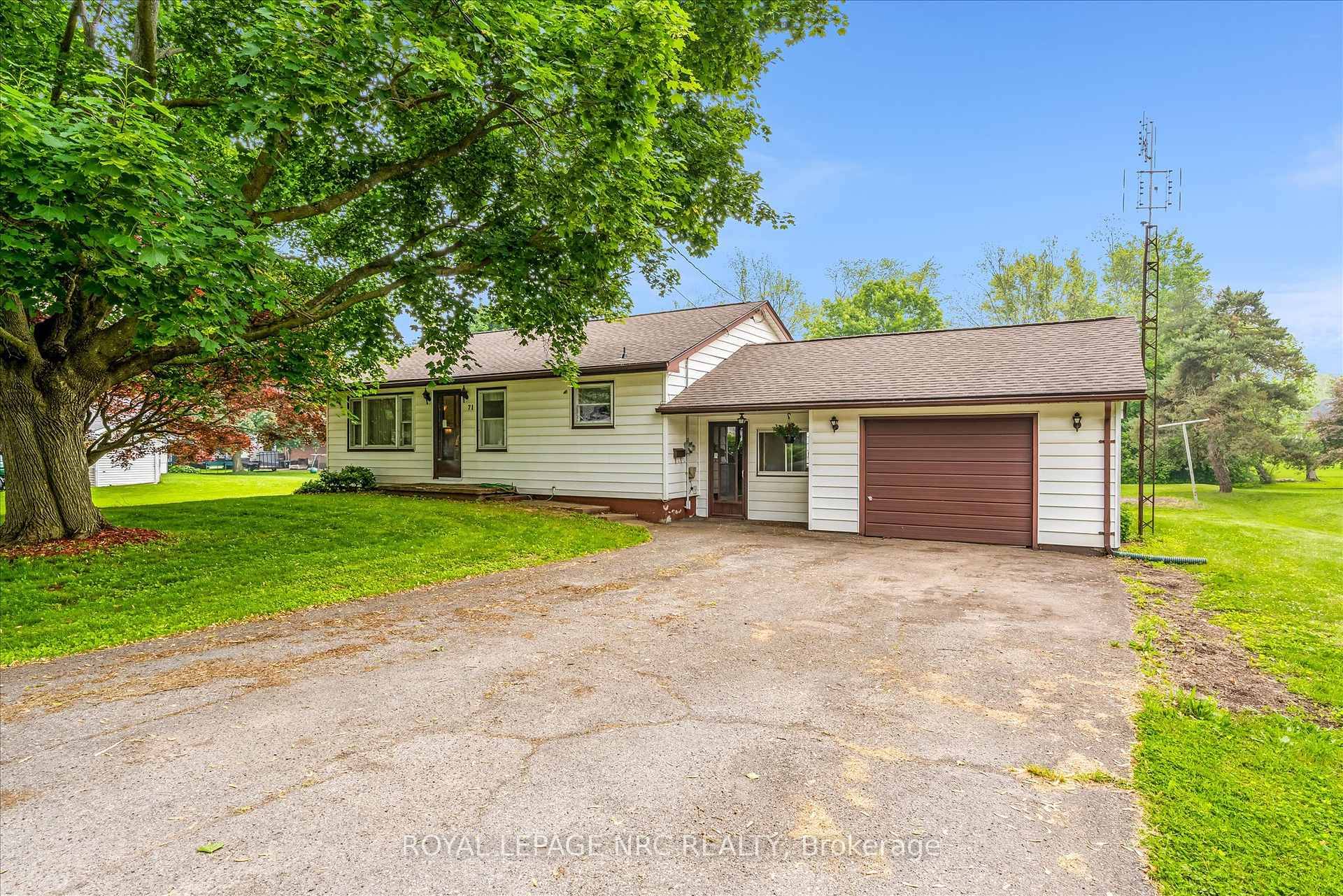 This property's exceptional value lies in its prime location and generous lot size 107 x 203 ft, just over half an acre bordering Fonthill.